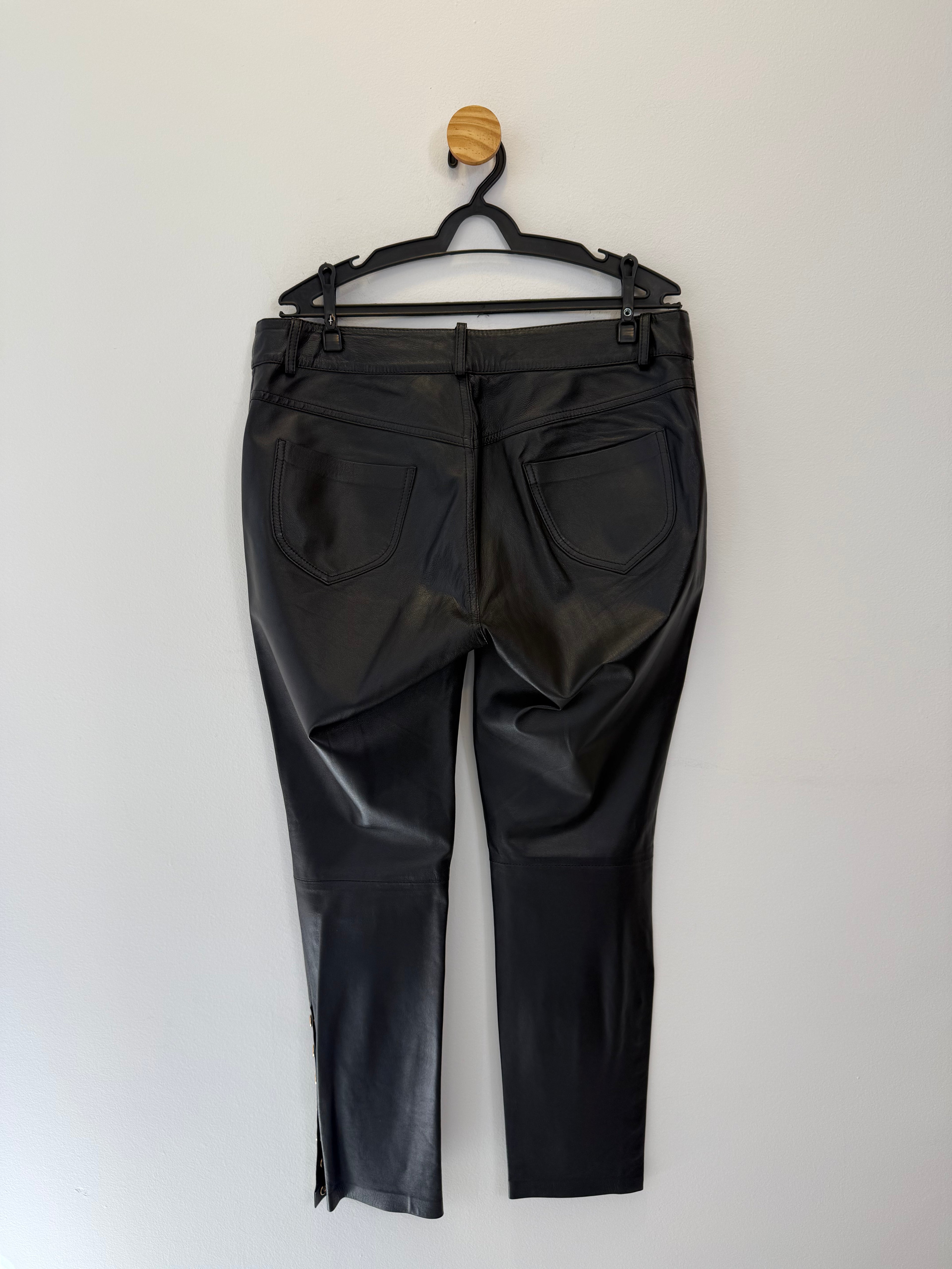 Calça em Couro Preto com Tachas