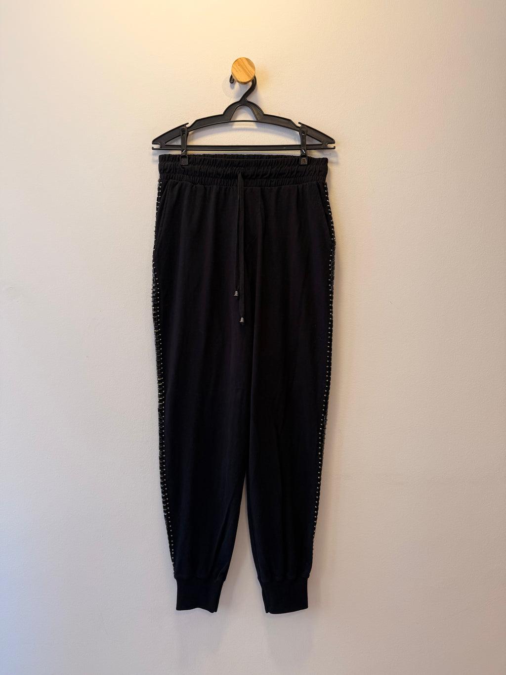 Calça Preta com Bordado Lateral