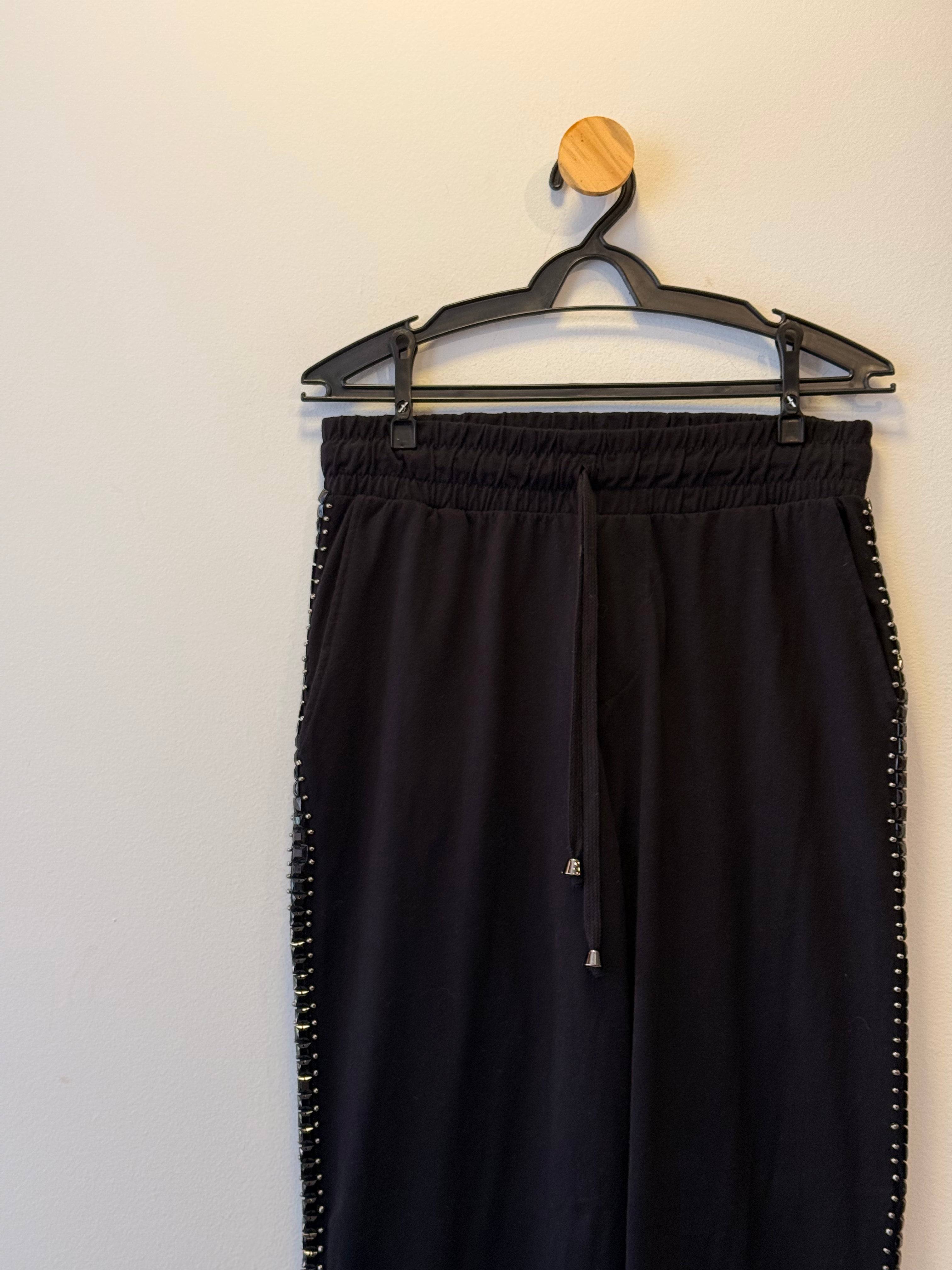Calça Preta com Bordado Lateral