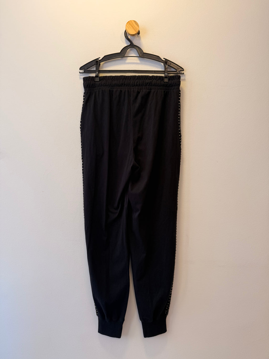 Calça Preta com Bordado Lateral