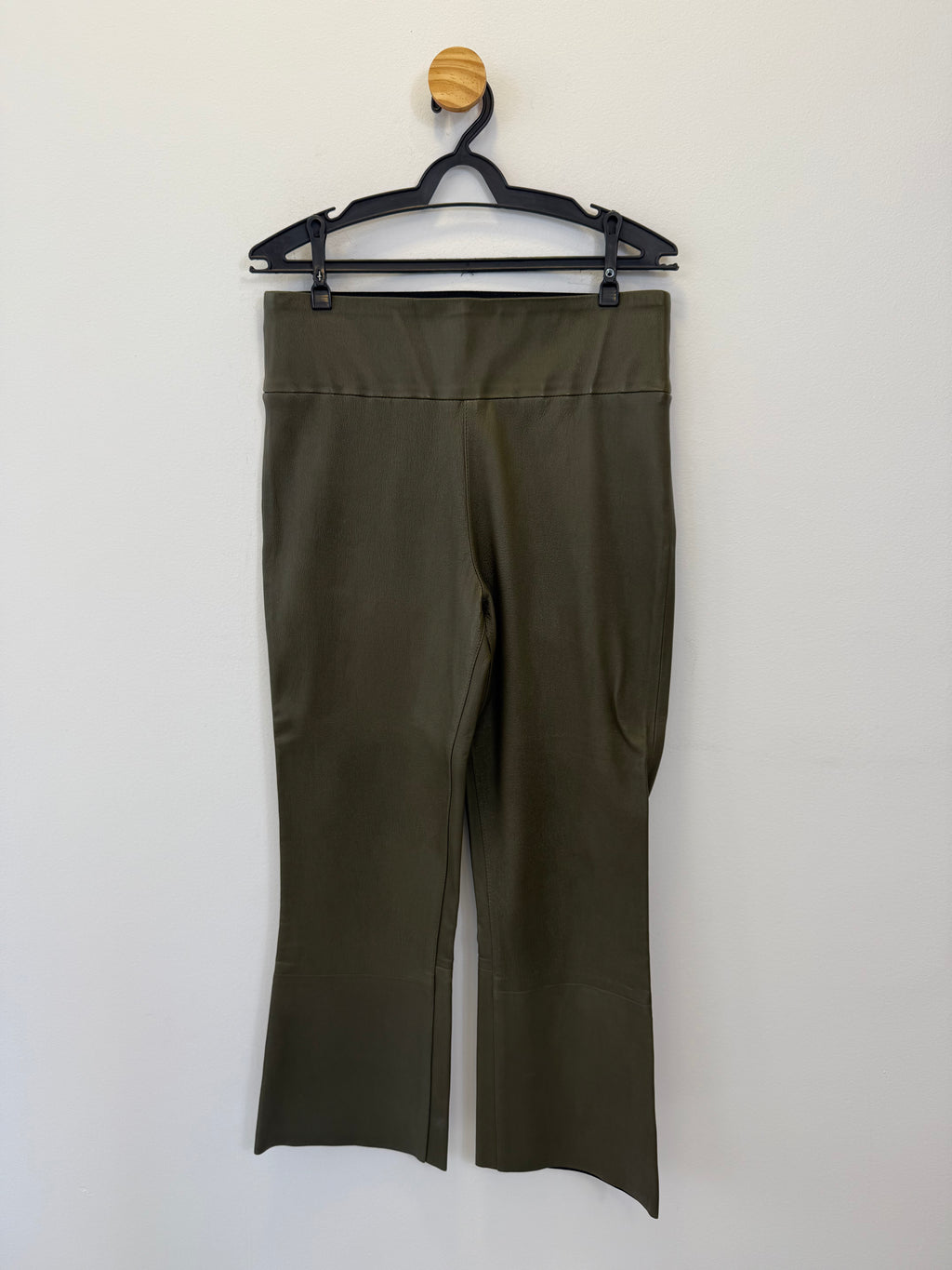 Calça Capri em Couro Verde Musgo