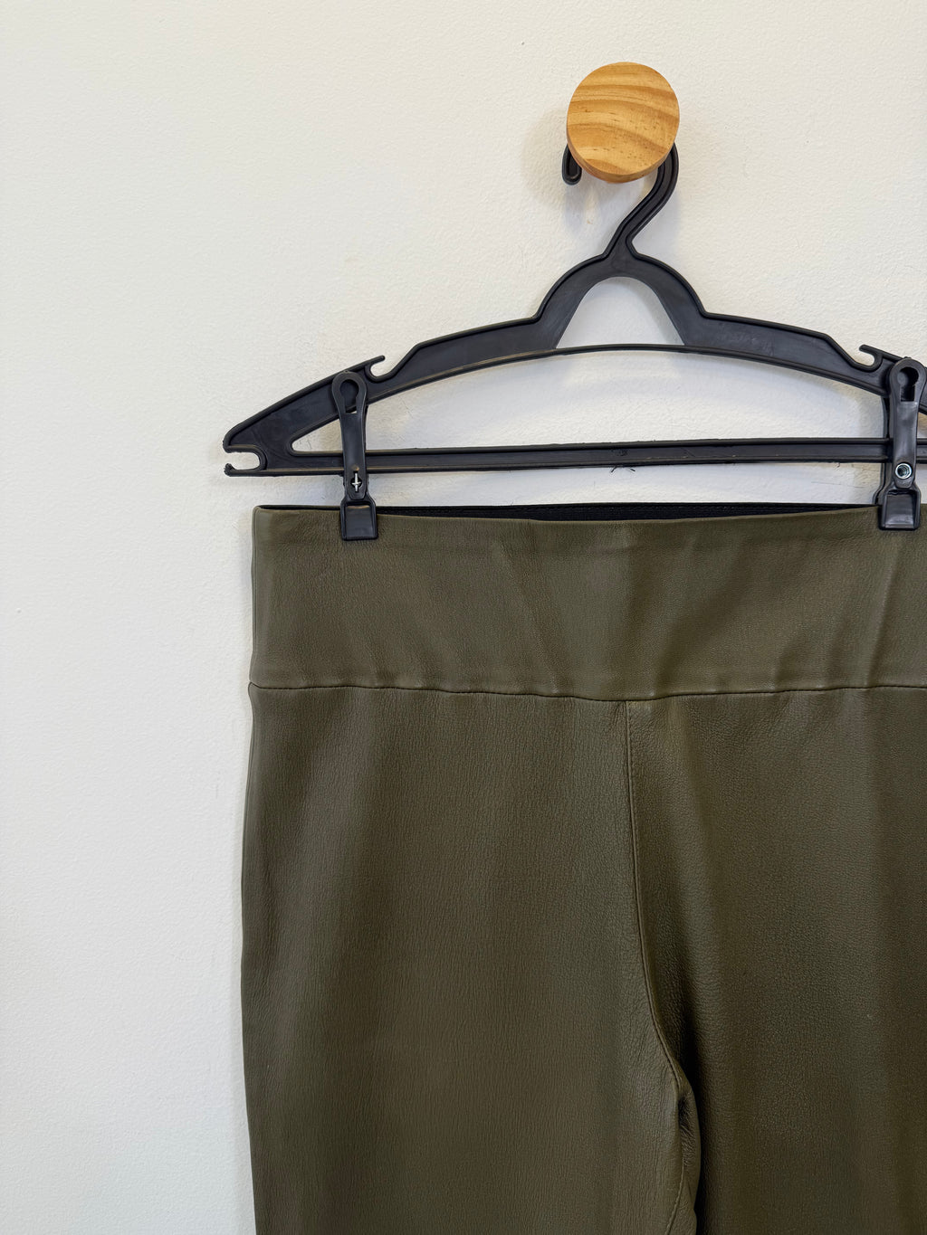 Calça Capri em Couro Verde Musgo