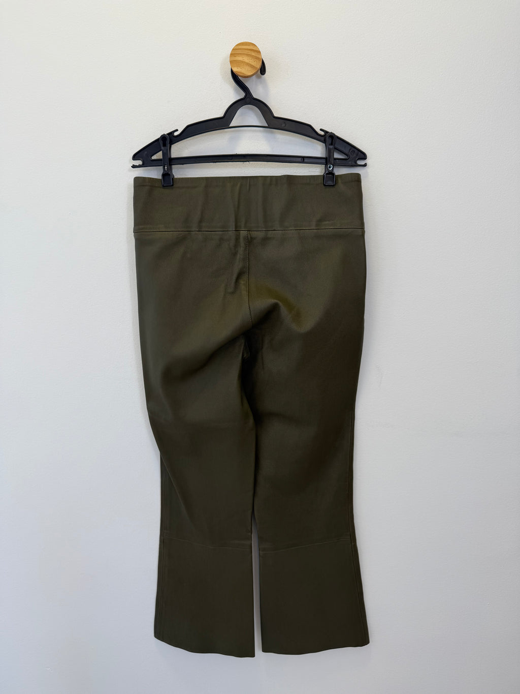 Calça Capri em Couro Verde Musgo