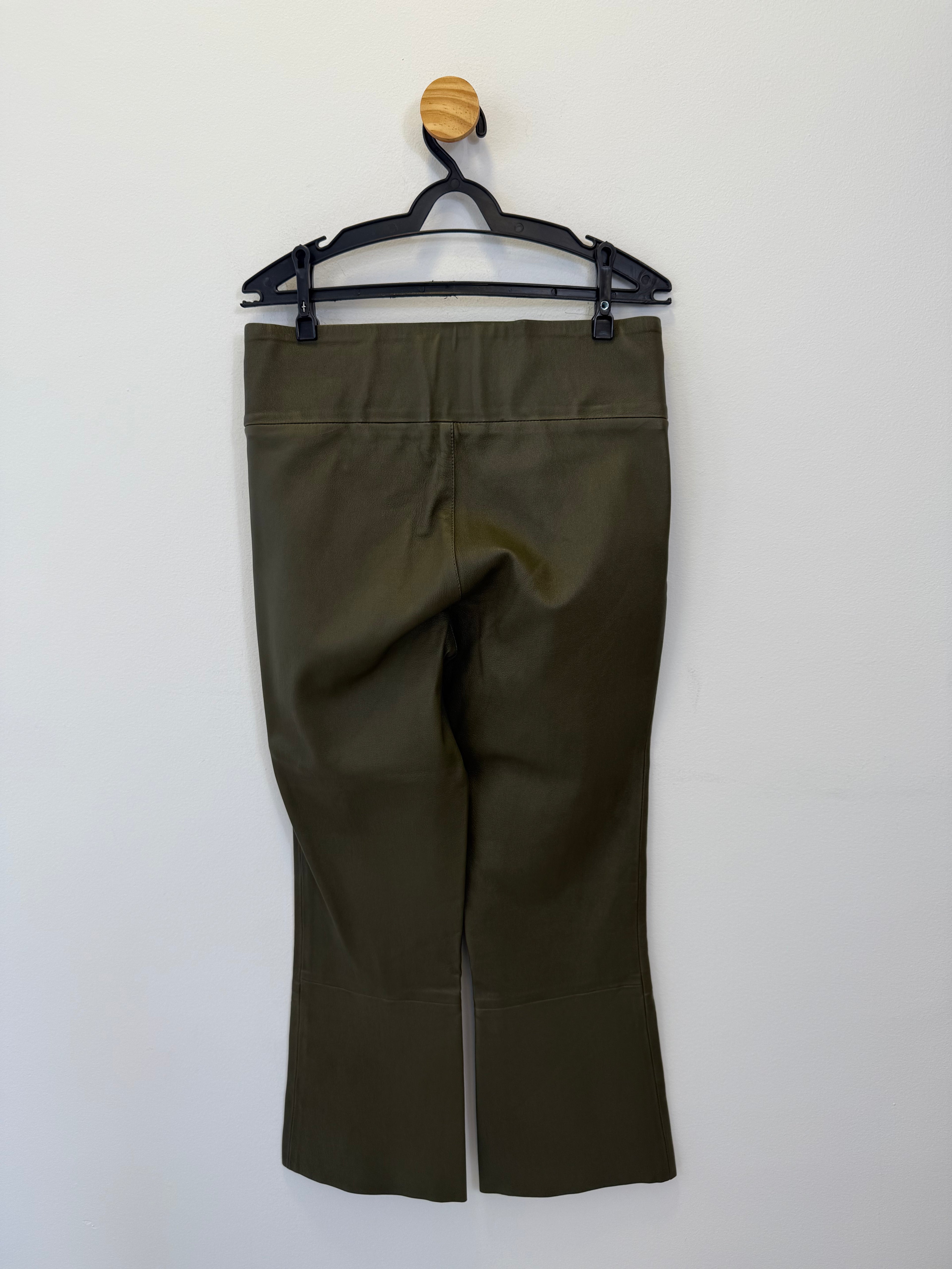 Calça Capri em Couro Verde Musgo