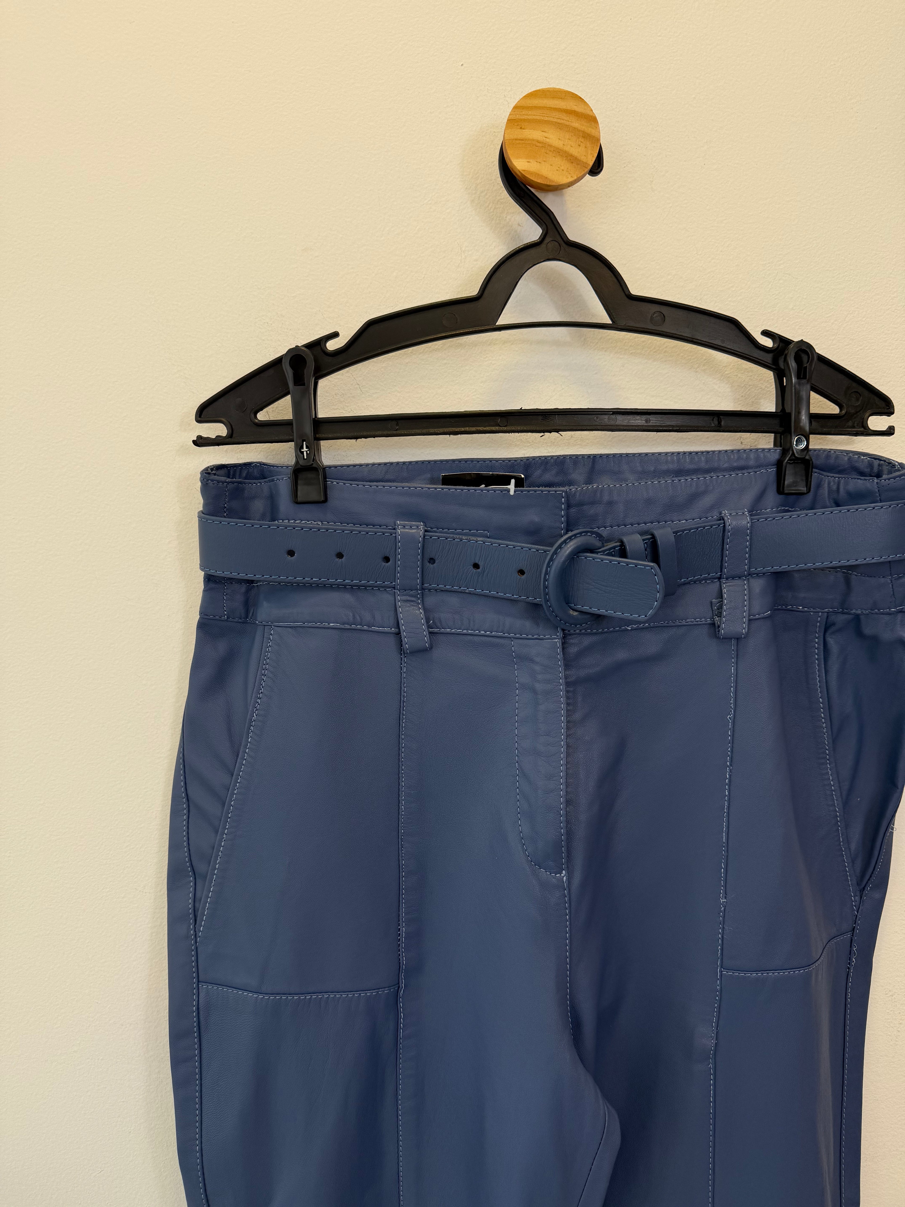 Calça Azul em Couro com Cinto