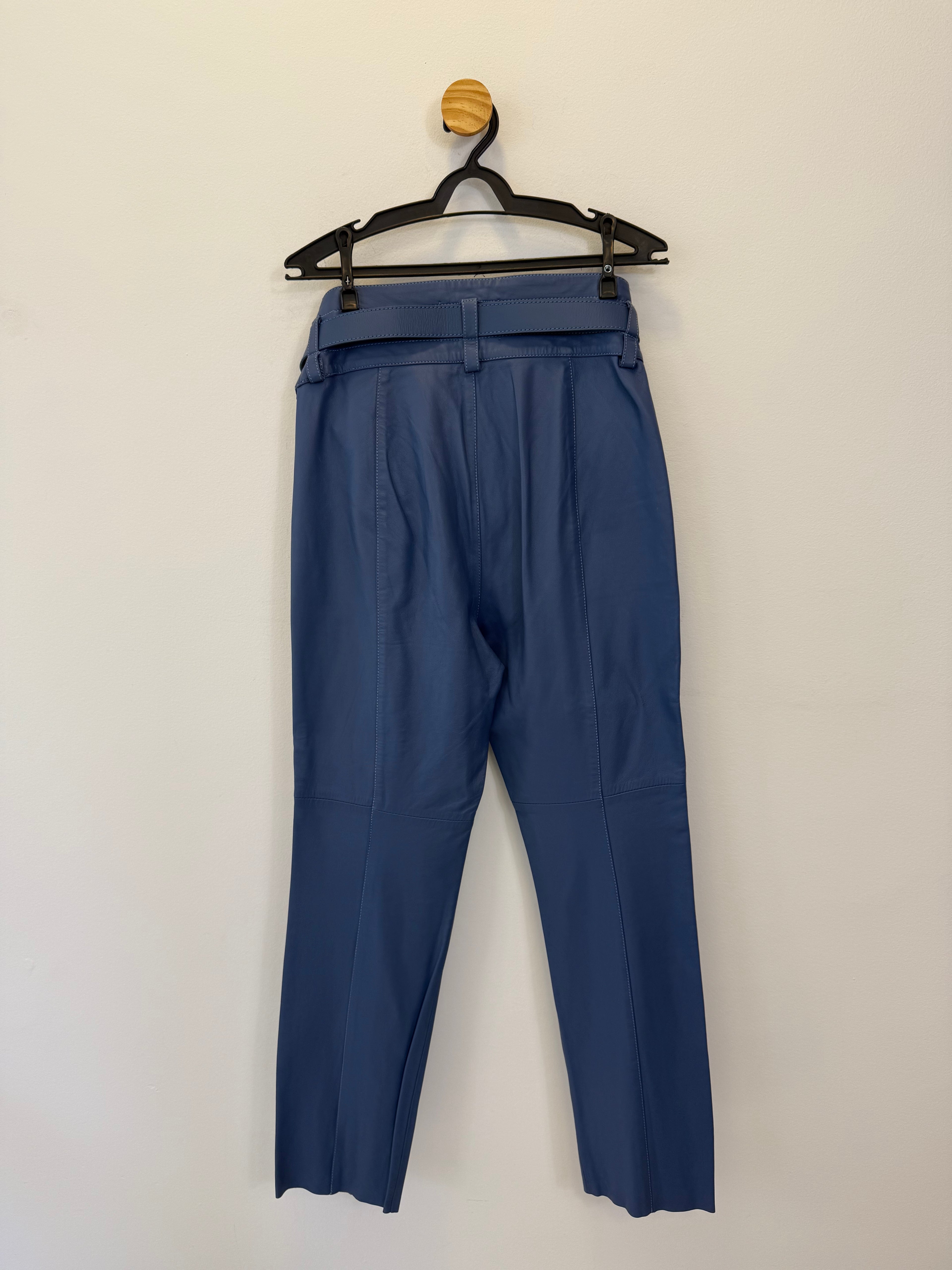 Calça Azul em Couro com Cinto