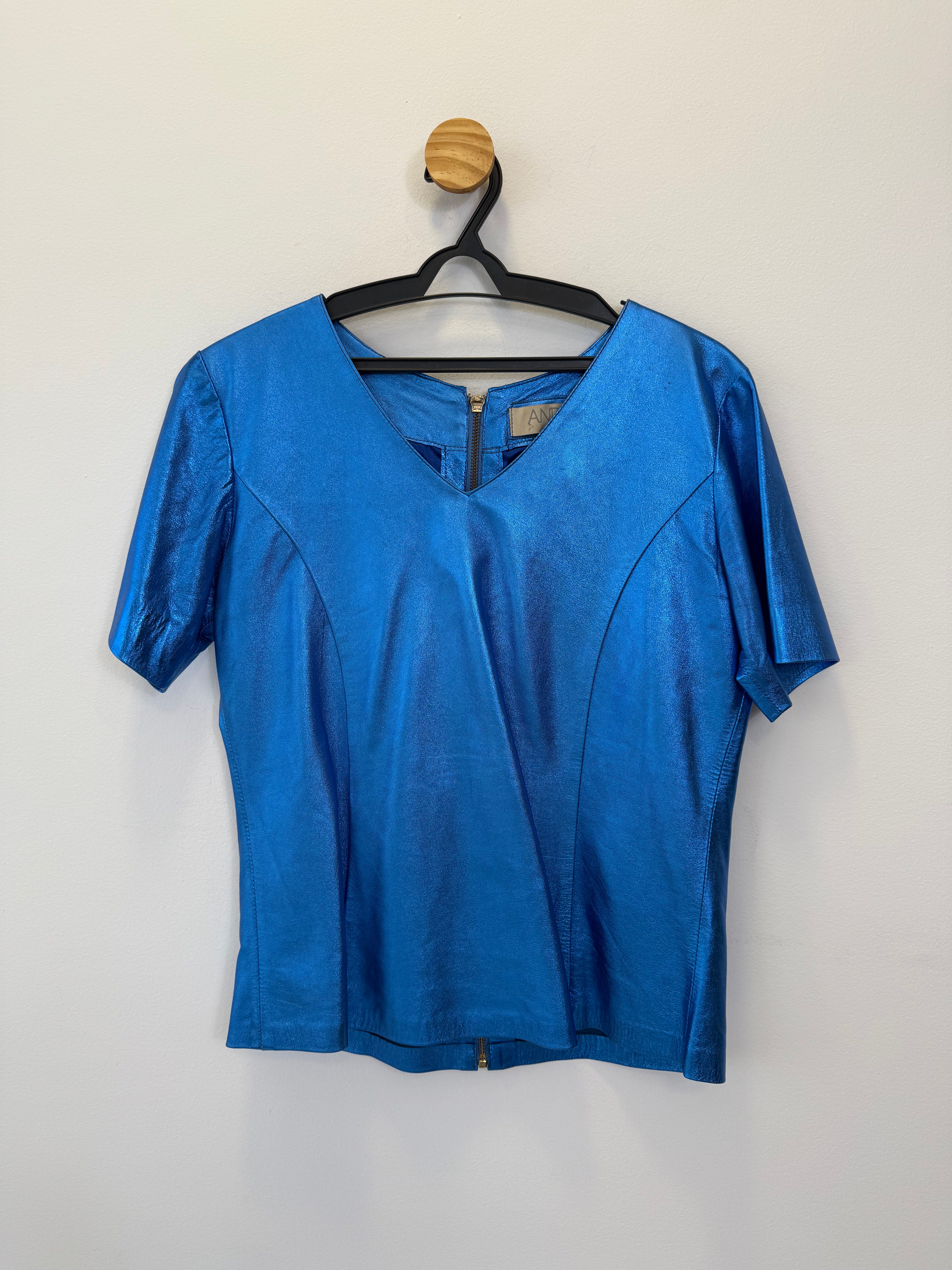 Blusa Camiseta em Couro Azul