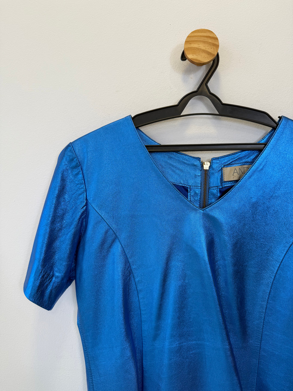 Blusa Camiseta em Couro Azul