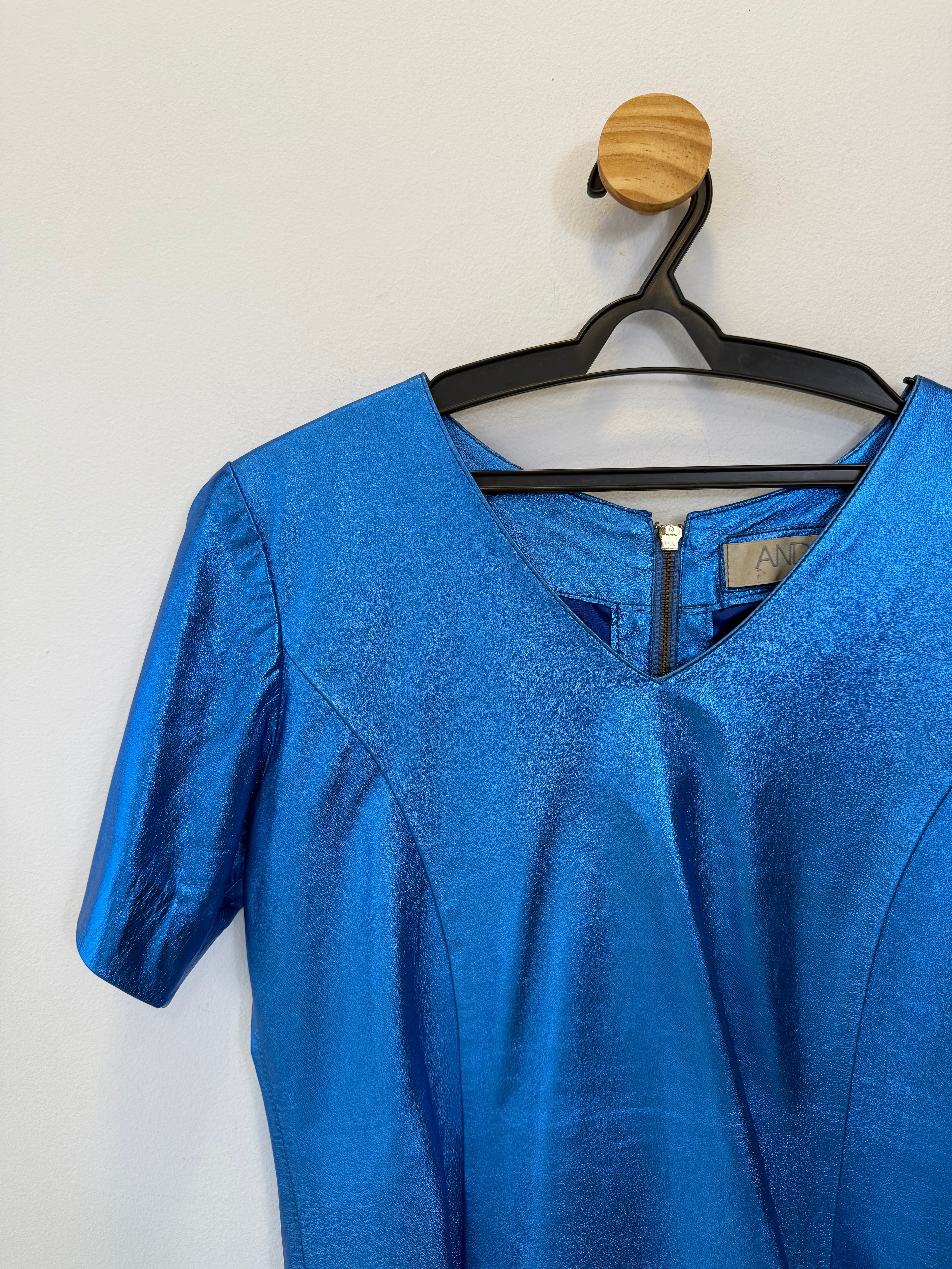 Blusa Camiseta em Couro Azul
