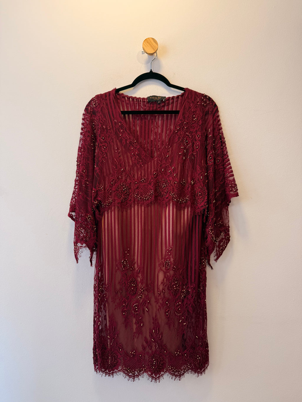 Vestido Vinho de Renda com Bordados