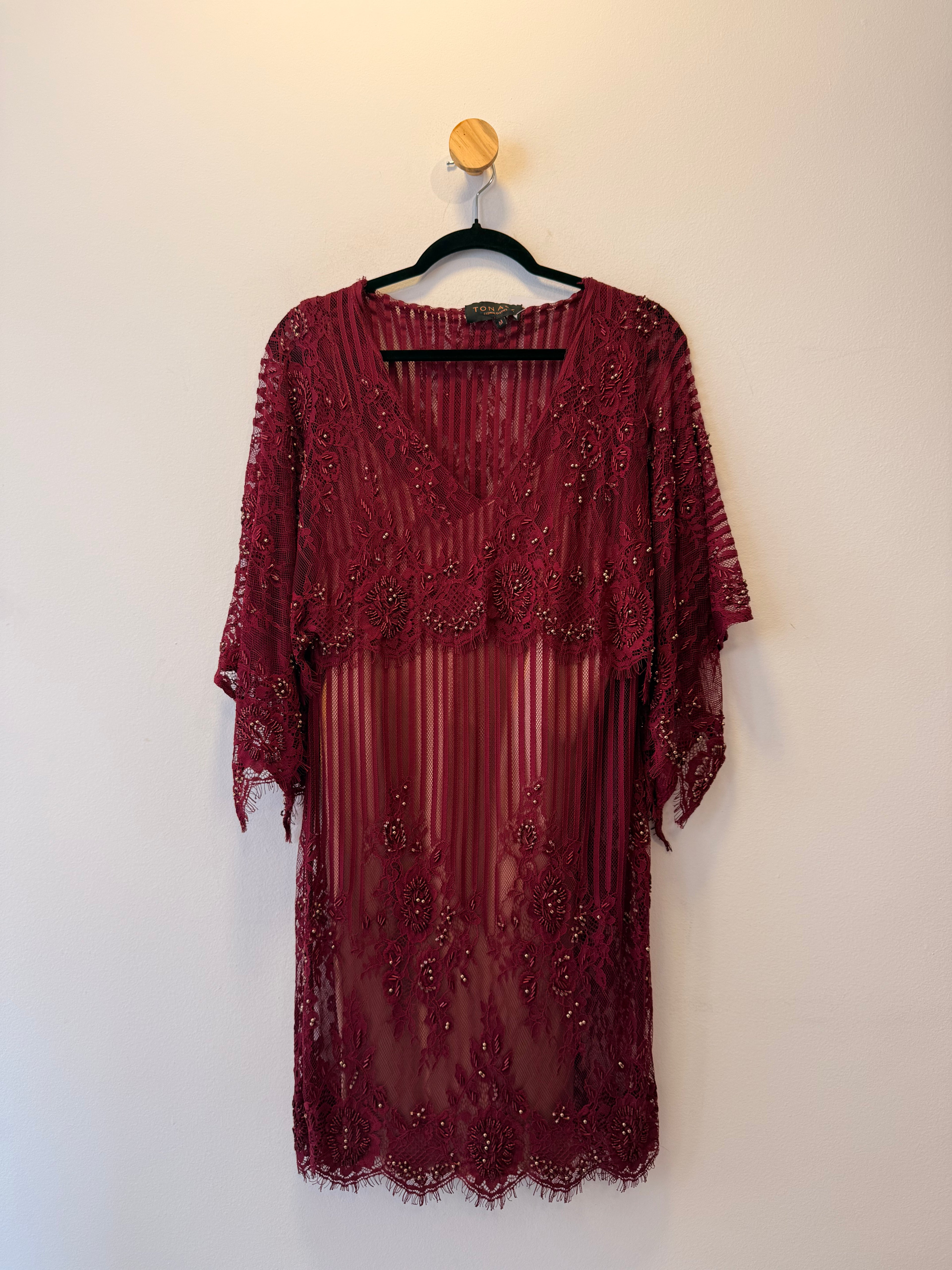 Vestido Vinho de Renda com Bordados