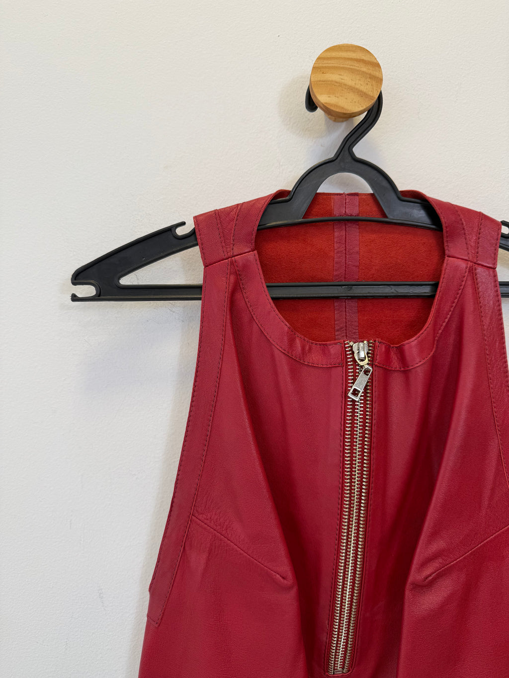 Blusa em Couro Vermelha Zíper Frontal