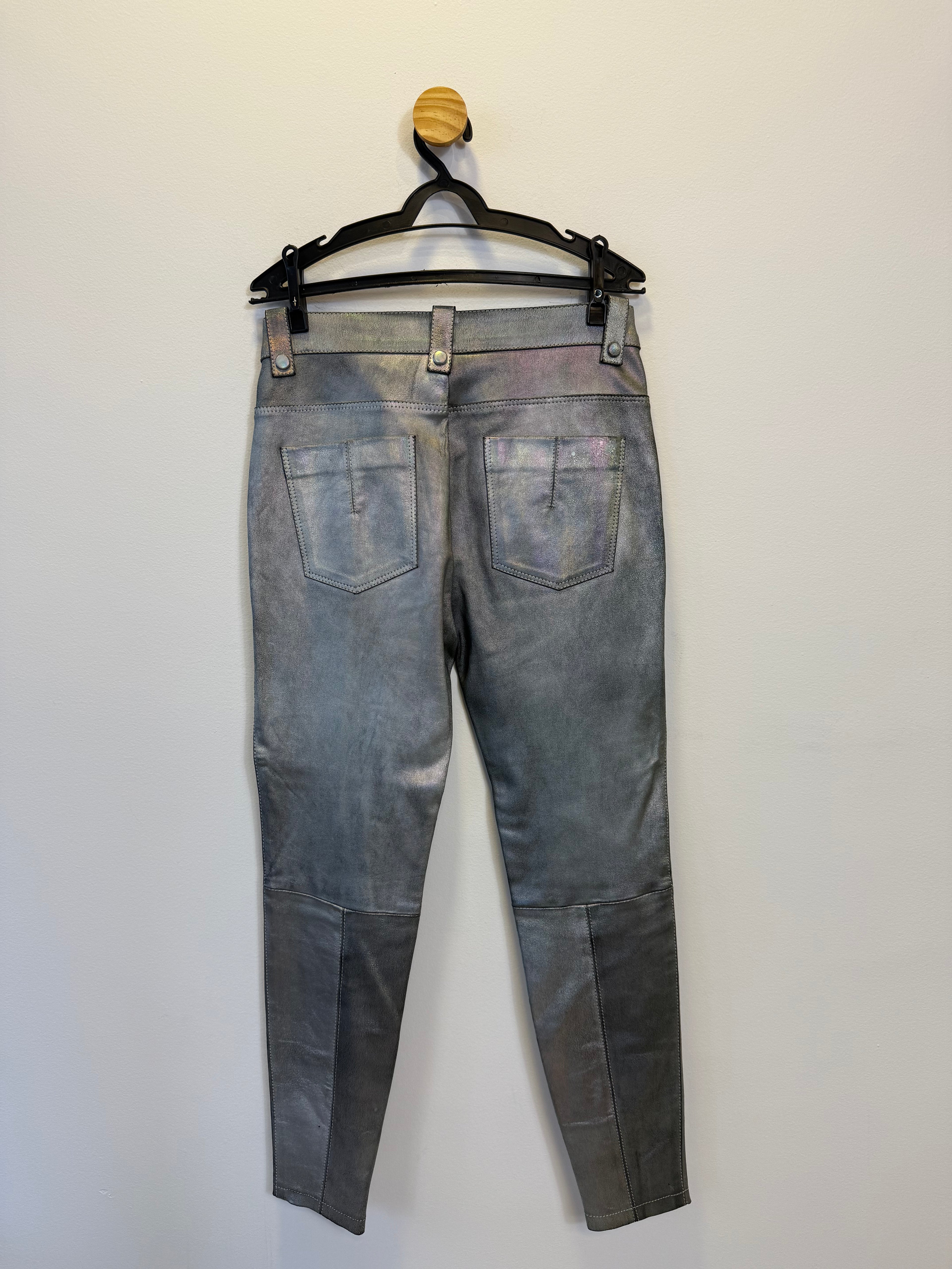Calça em Couro Prata Metalizado
