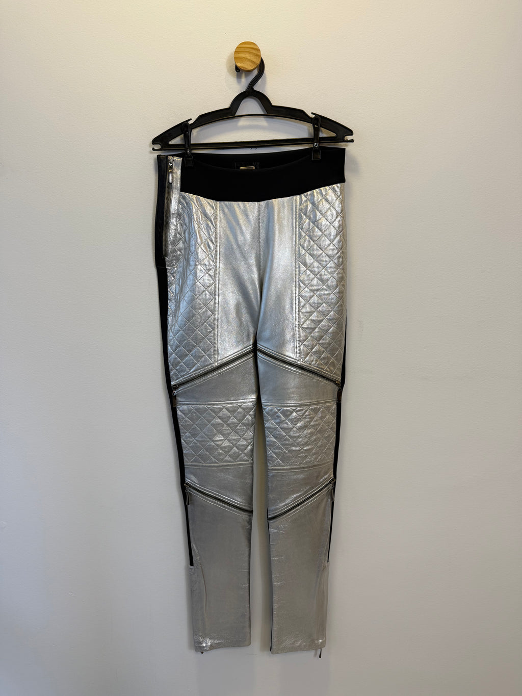 Calça em Couro Prata e Preto