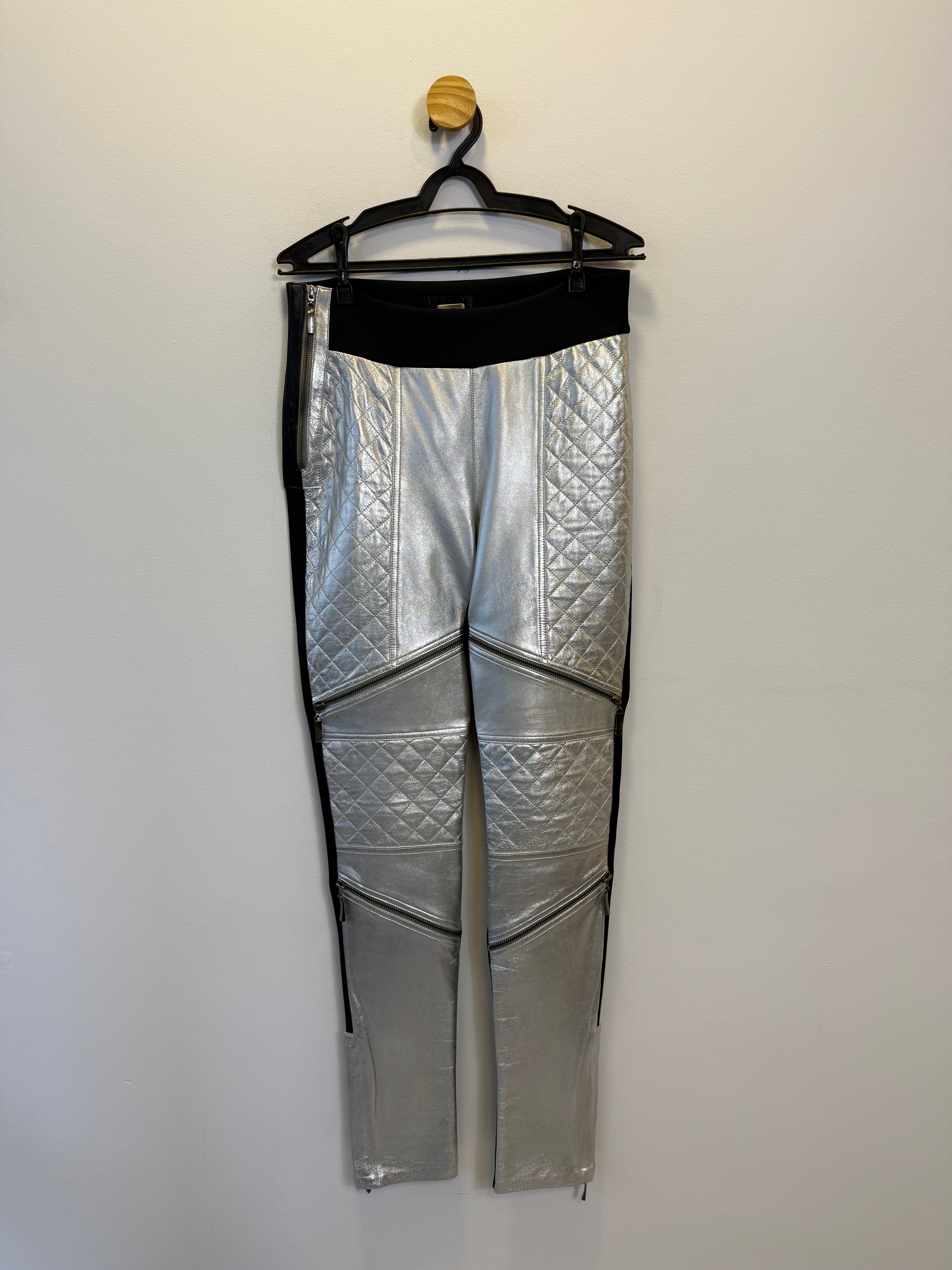 Calça em Couro Prata e Preto
