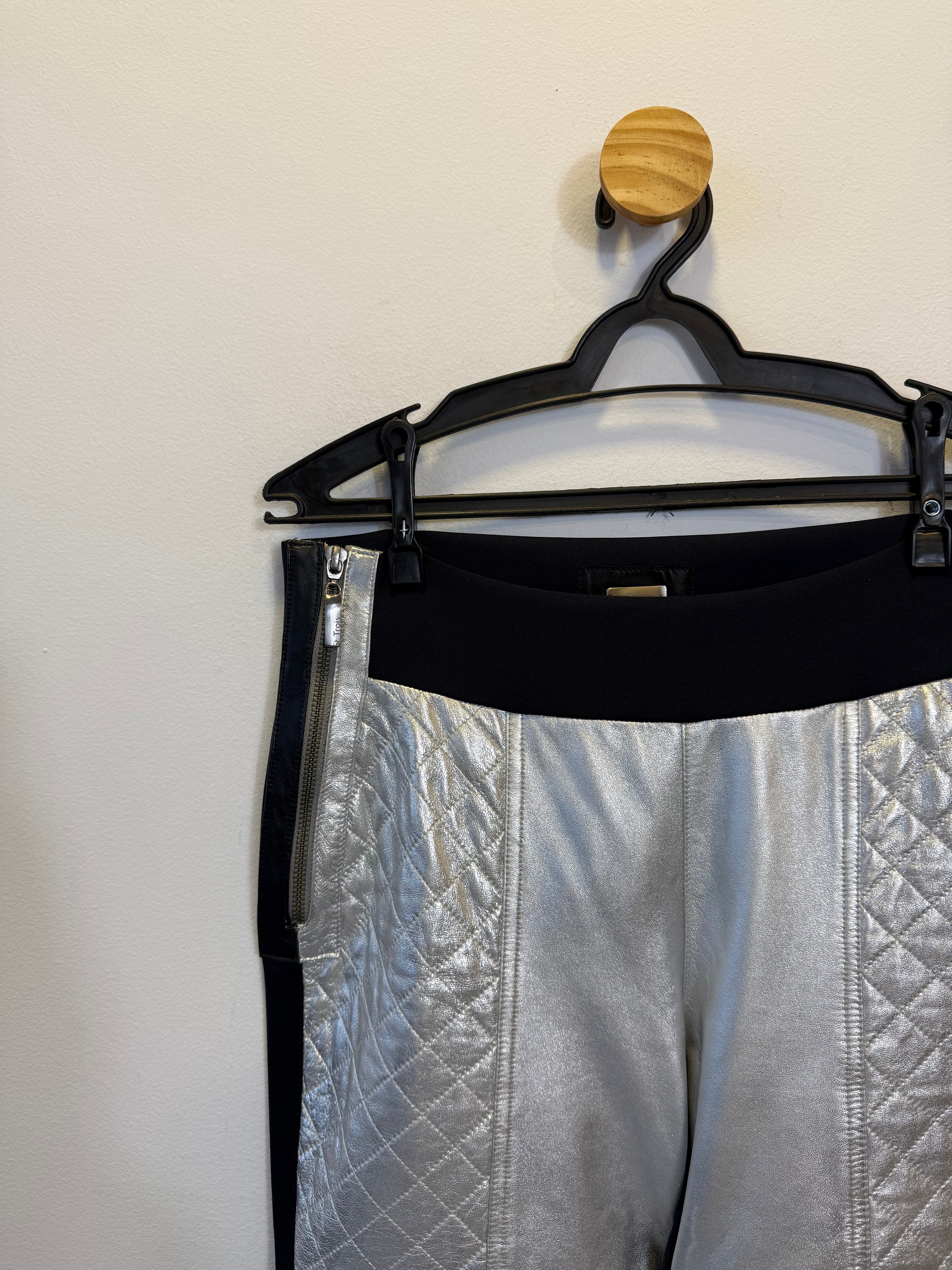 Calça em Couro Prata e Preto