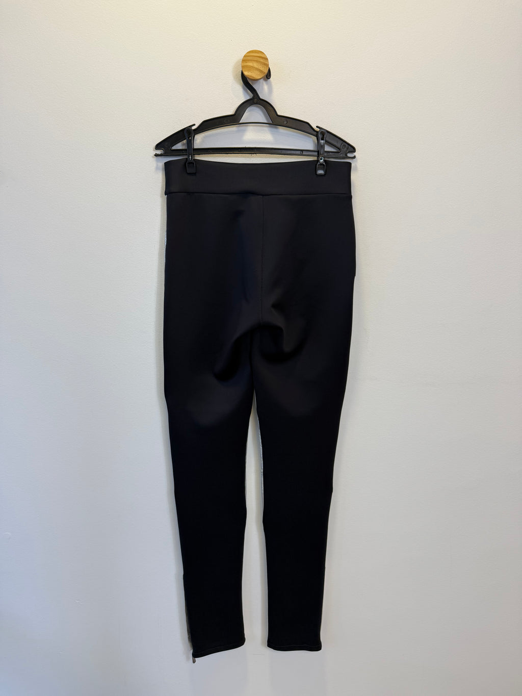 Calça em Couro Prata e Preto