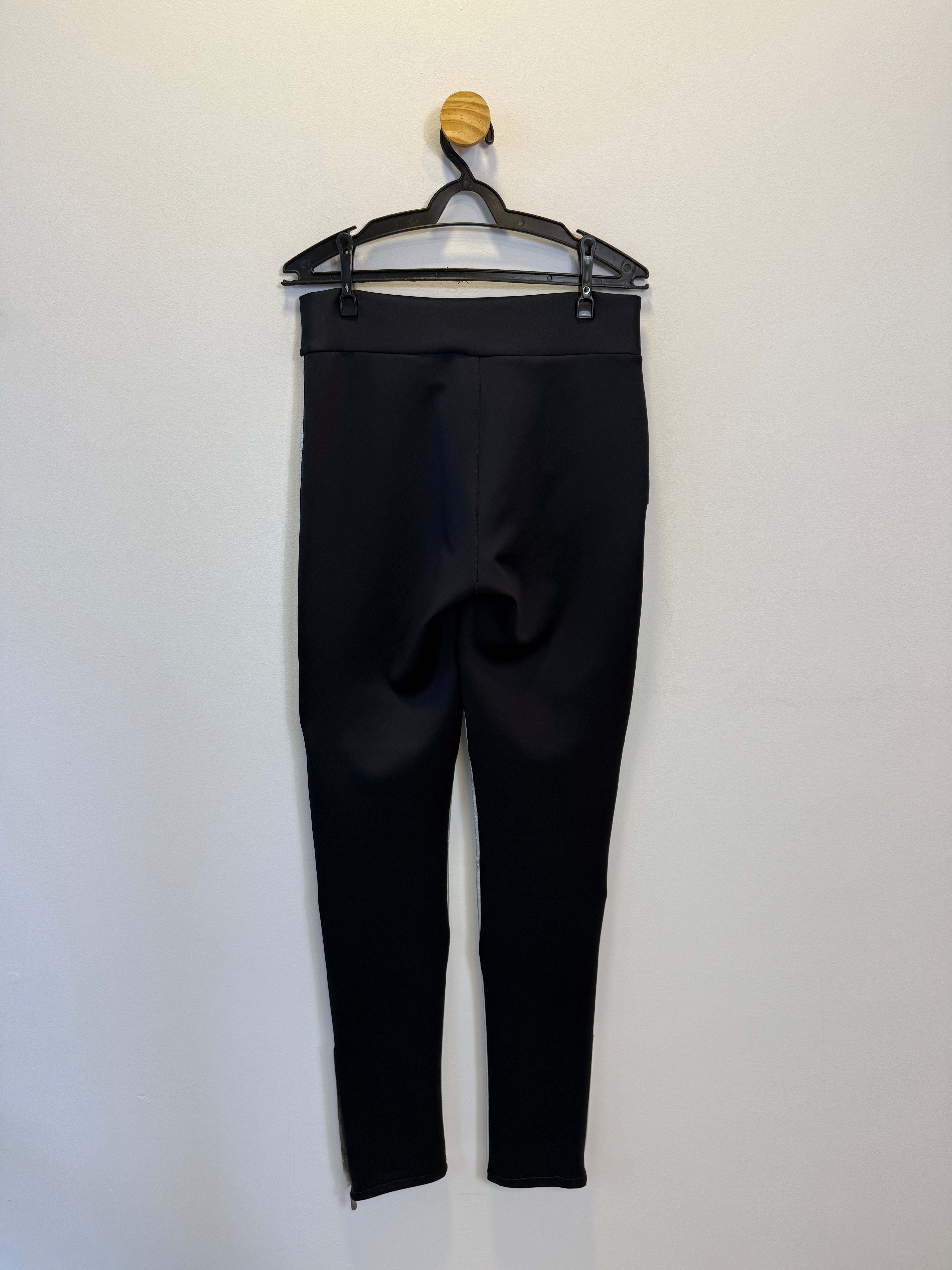 Calça em Couro Prata e Preto
