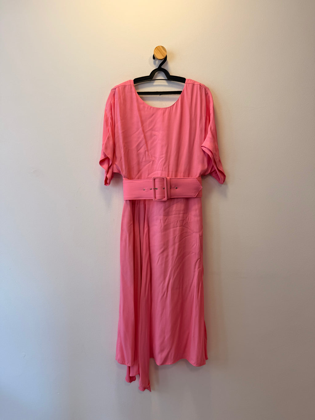 Vestido Midi Rosa com Cinto Estruturado