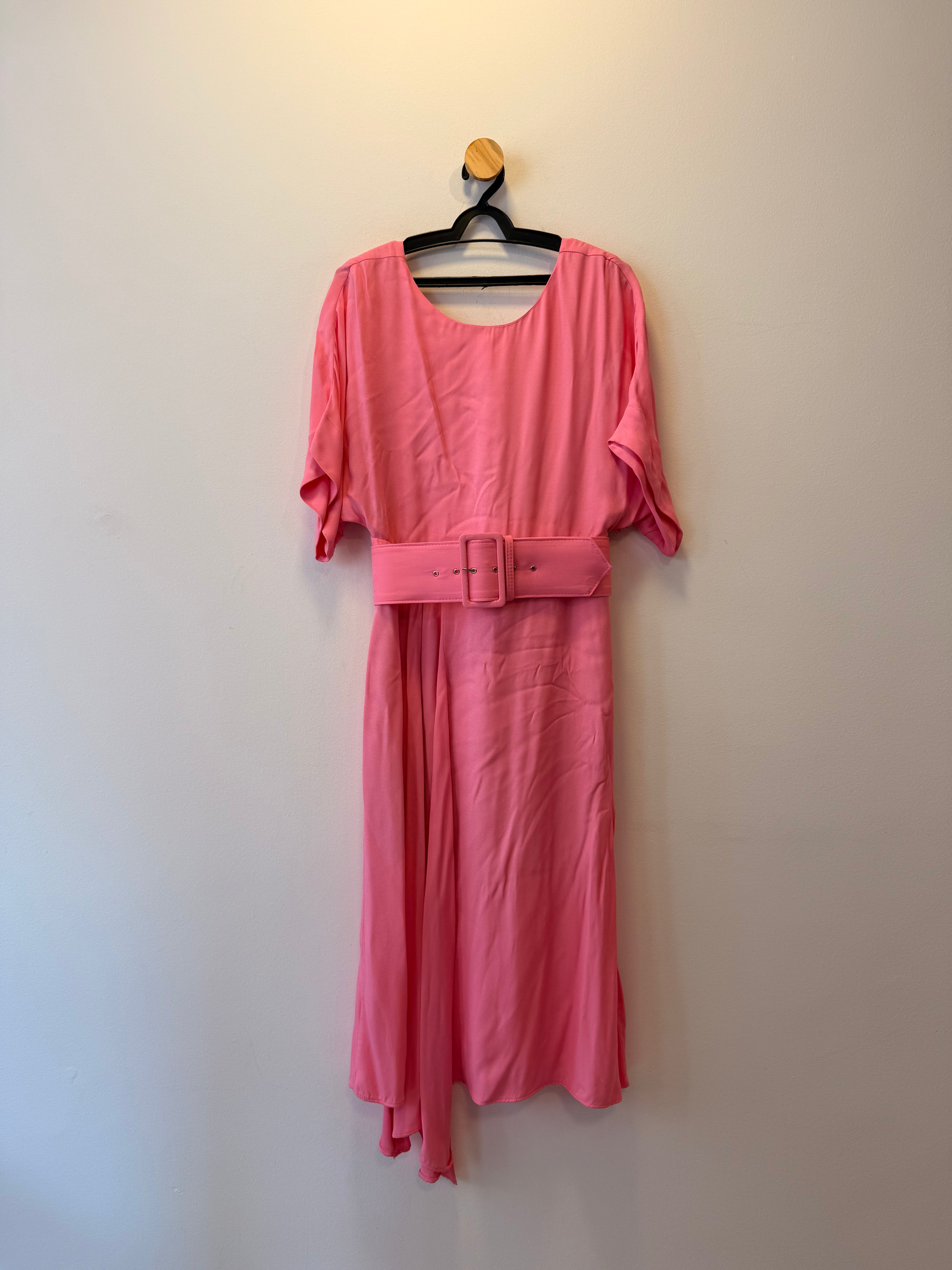 Vestido Midi Rosa com Cinto Estruturado