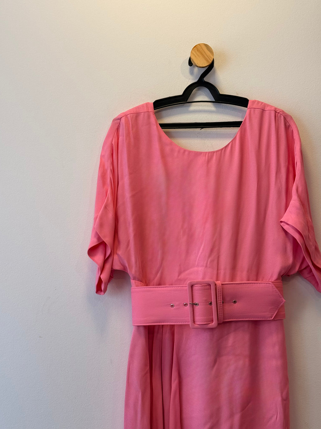 Vestido Midi Rosa com Cinto Estruturado