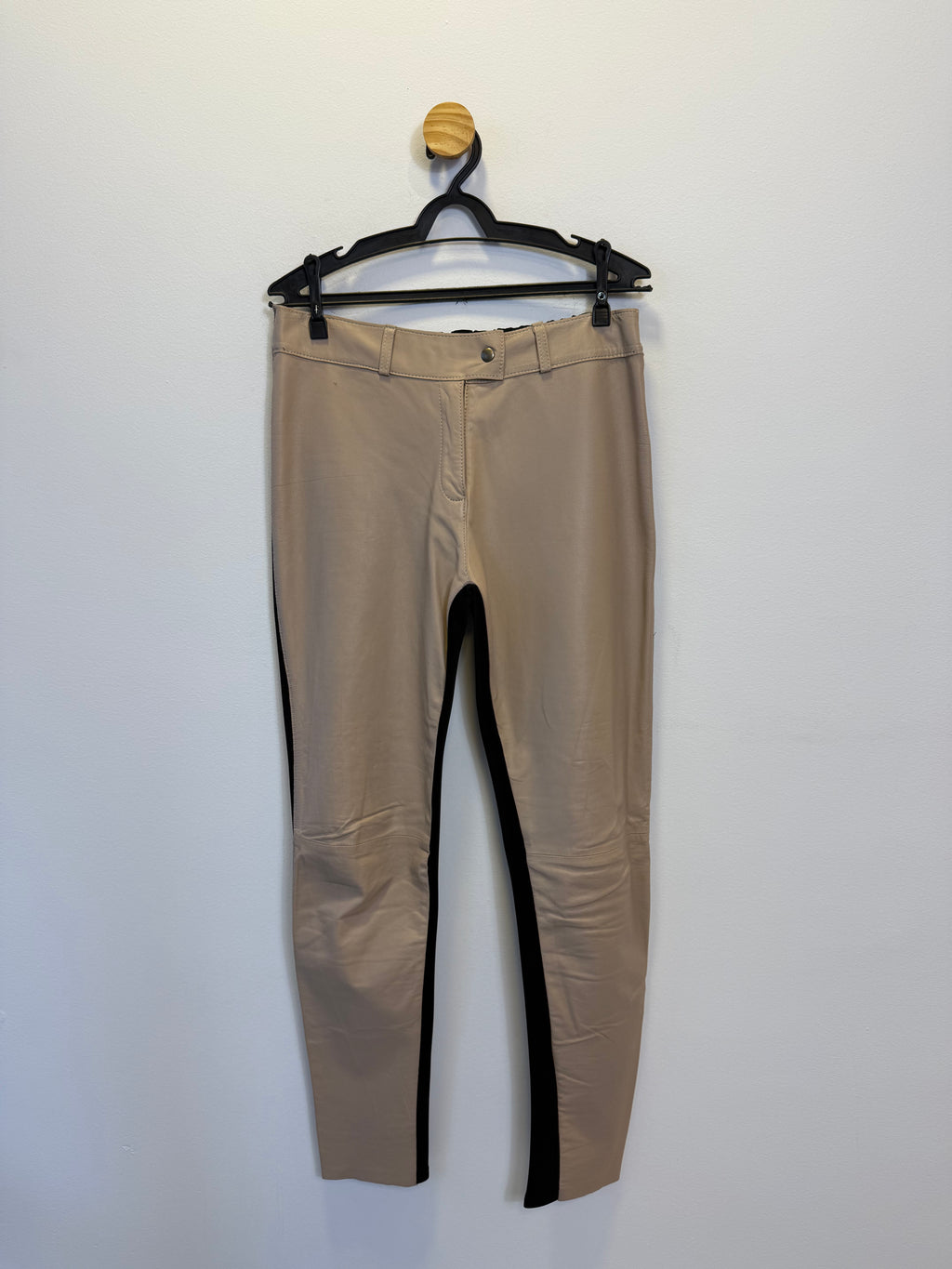 Calça com Couro Nude
