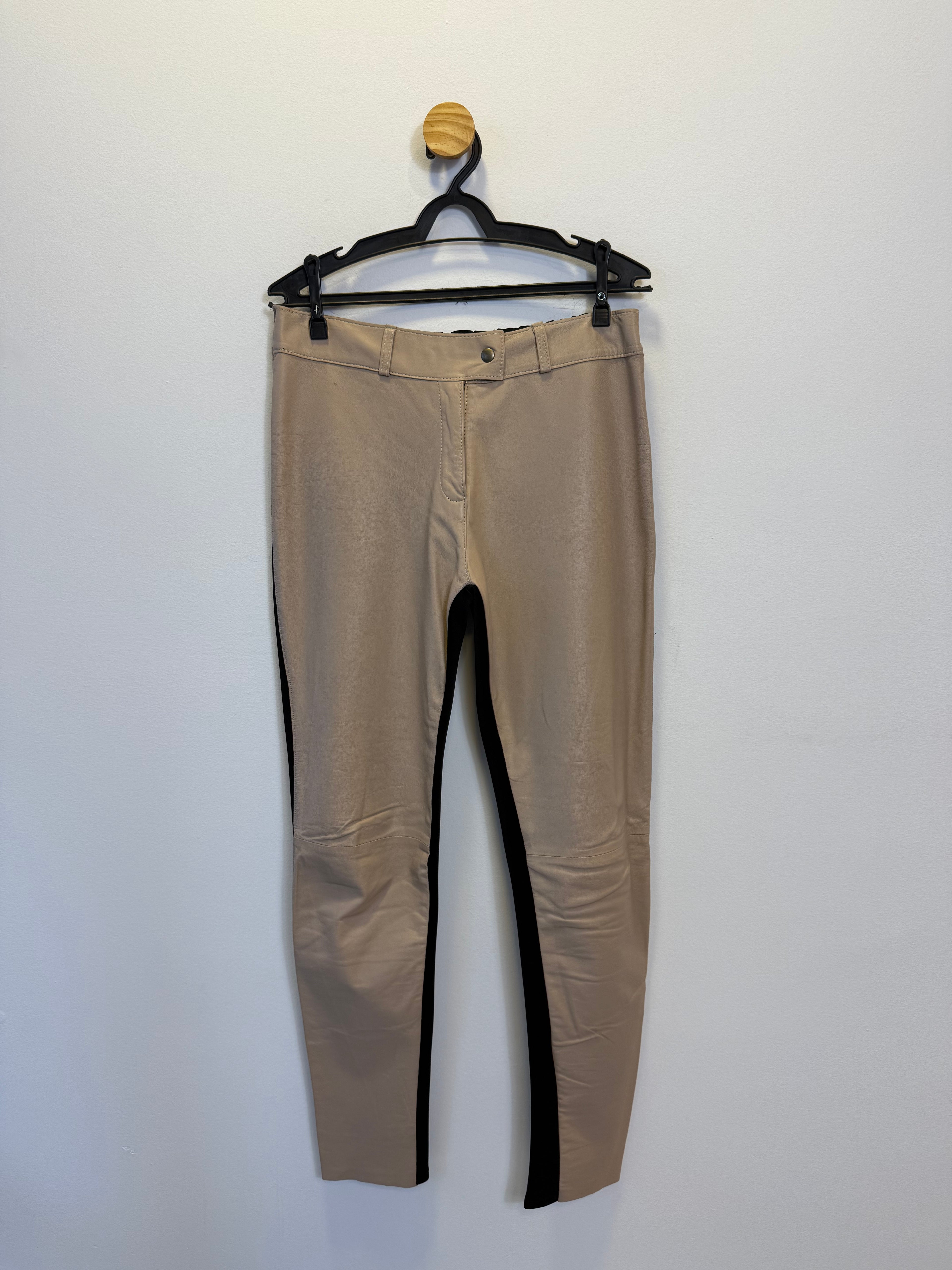 Calça com Couro Nude