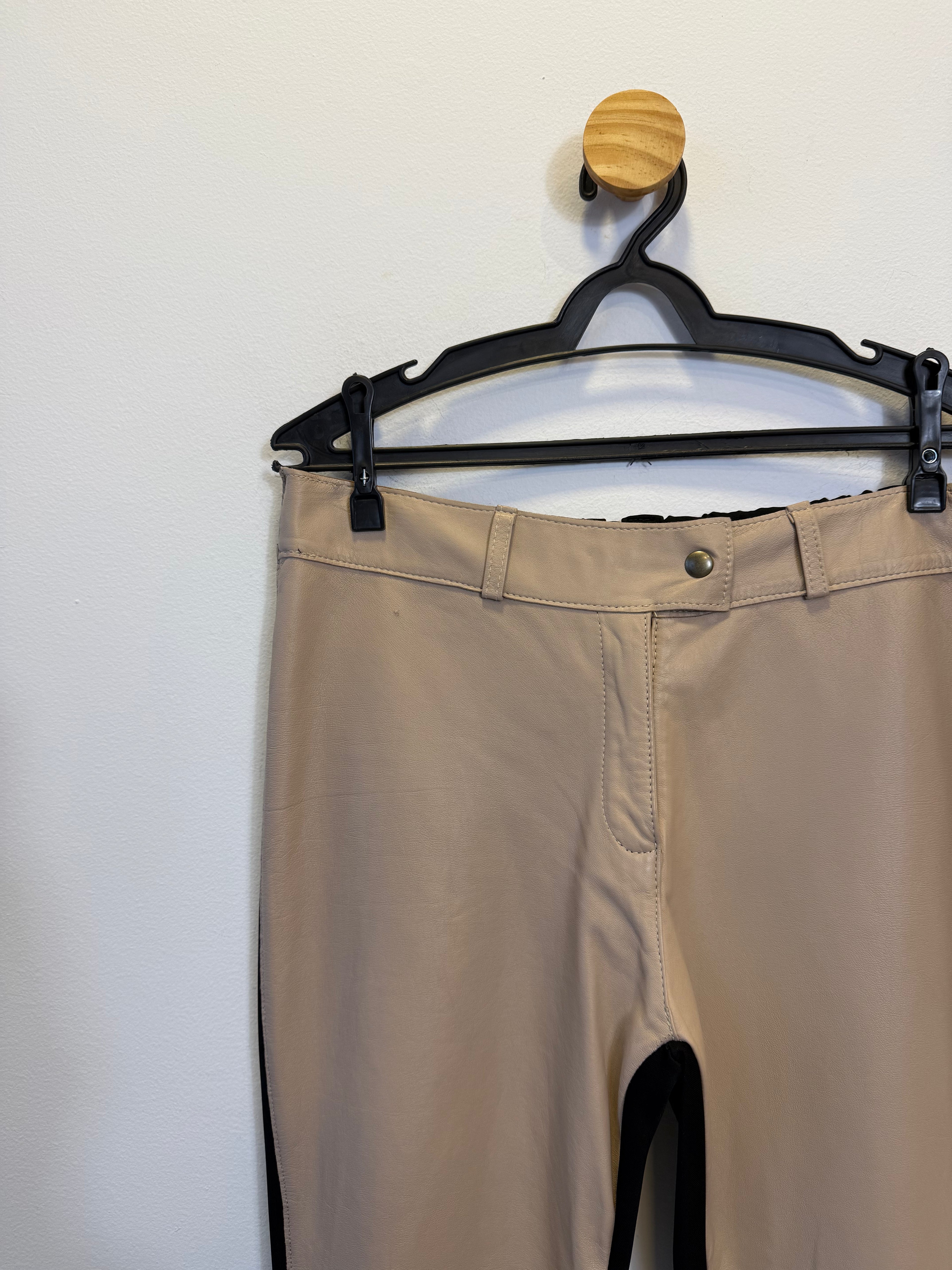 Calça com Couro Nude
