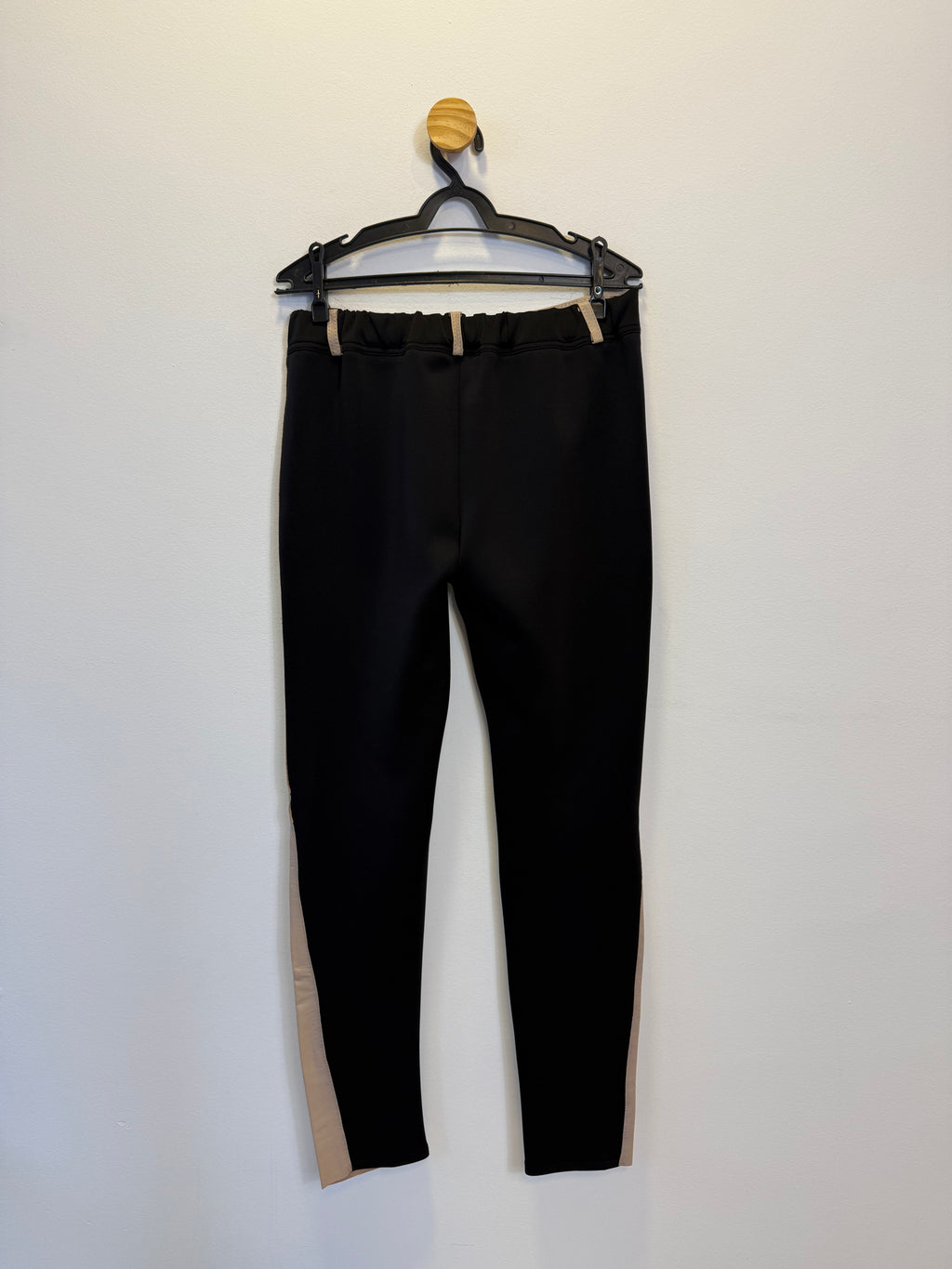 Calça com Couro Nude