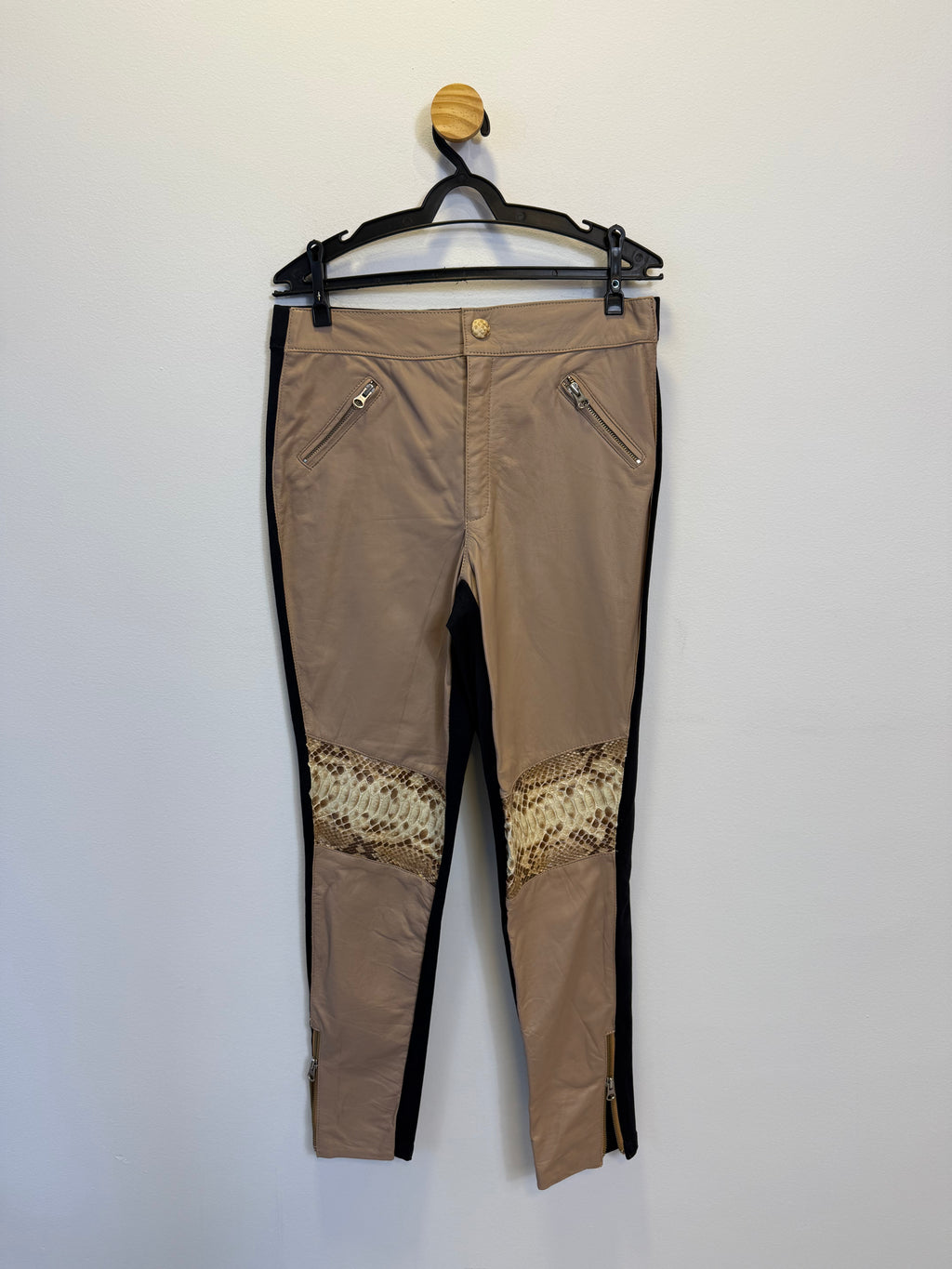 Calça com Couro Nude e Animal Print