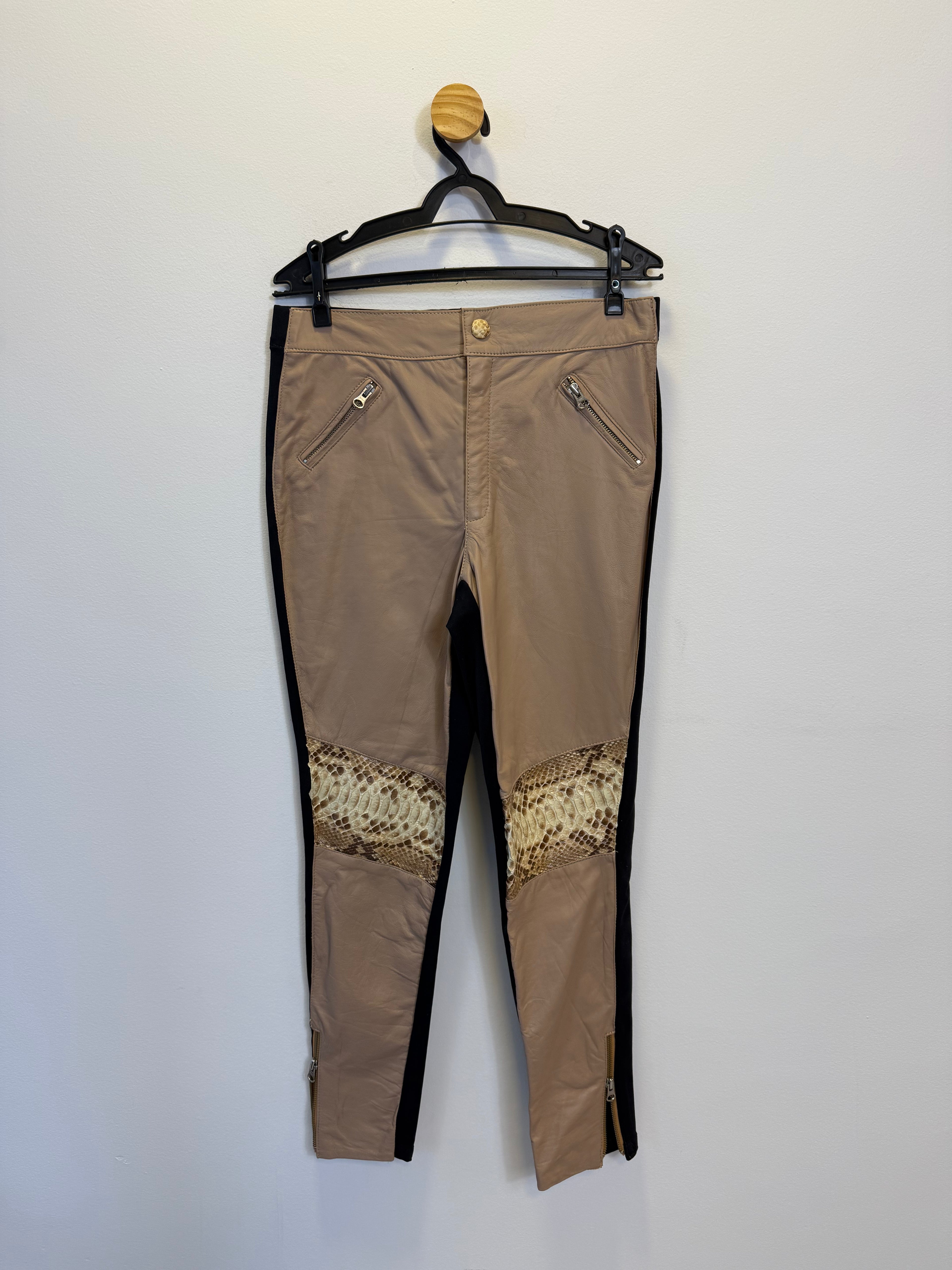 Calça com Couro Nude e Animal Print