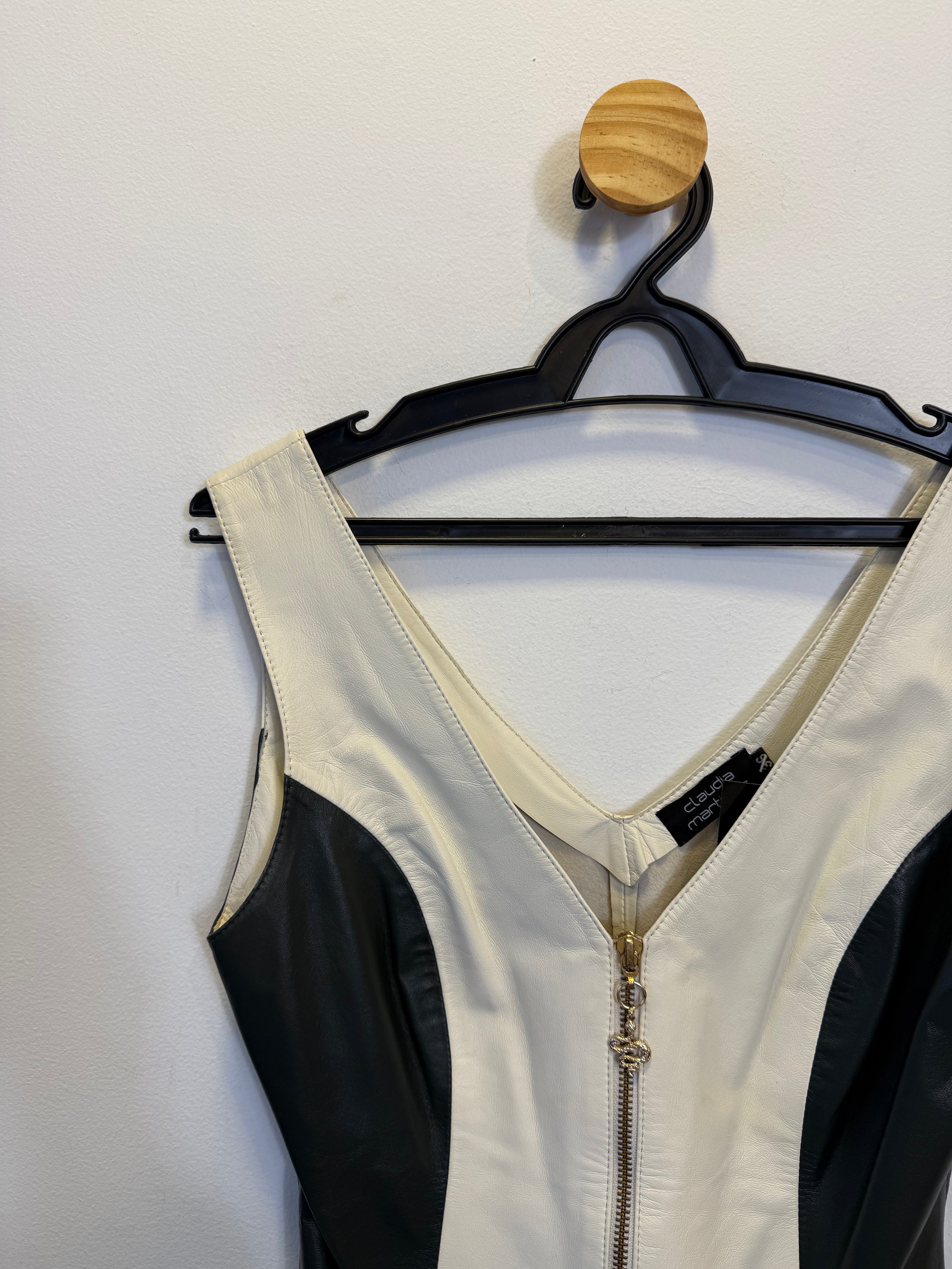 Regata em Couro Preto e Branco