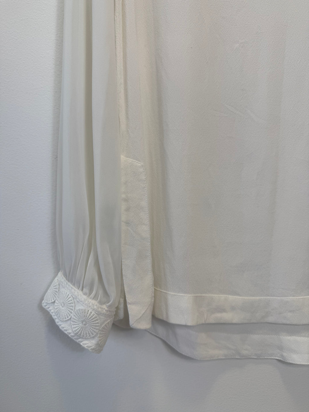 Blusa Branca Punho Bordado