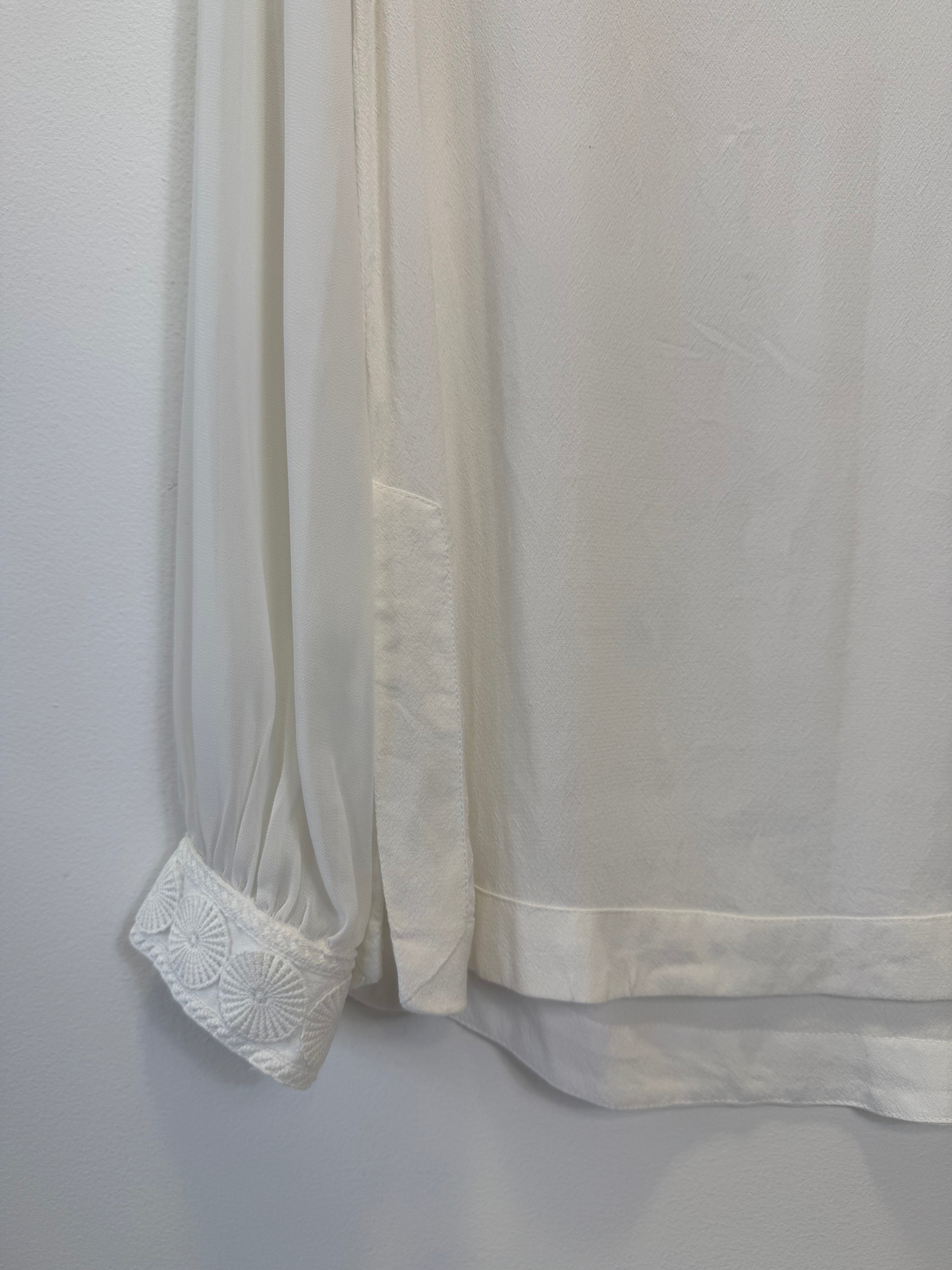 Blusa Branca Punho Bordado