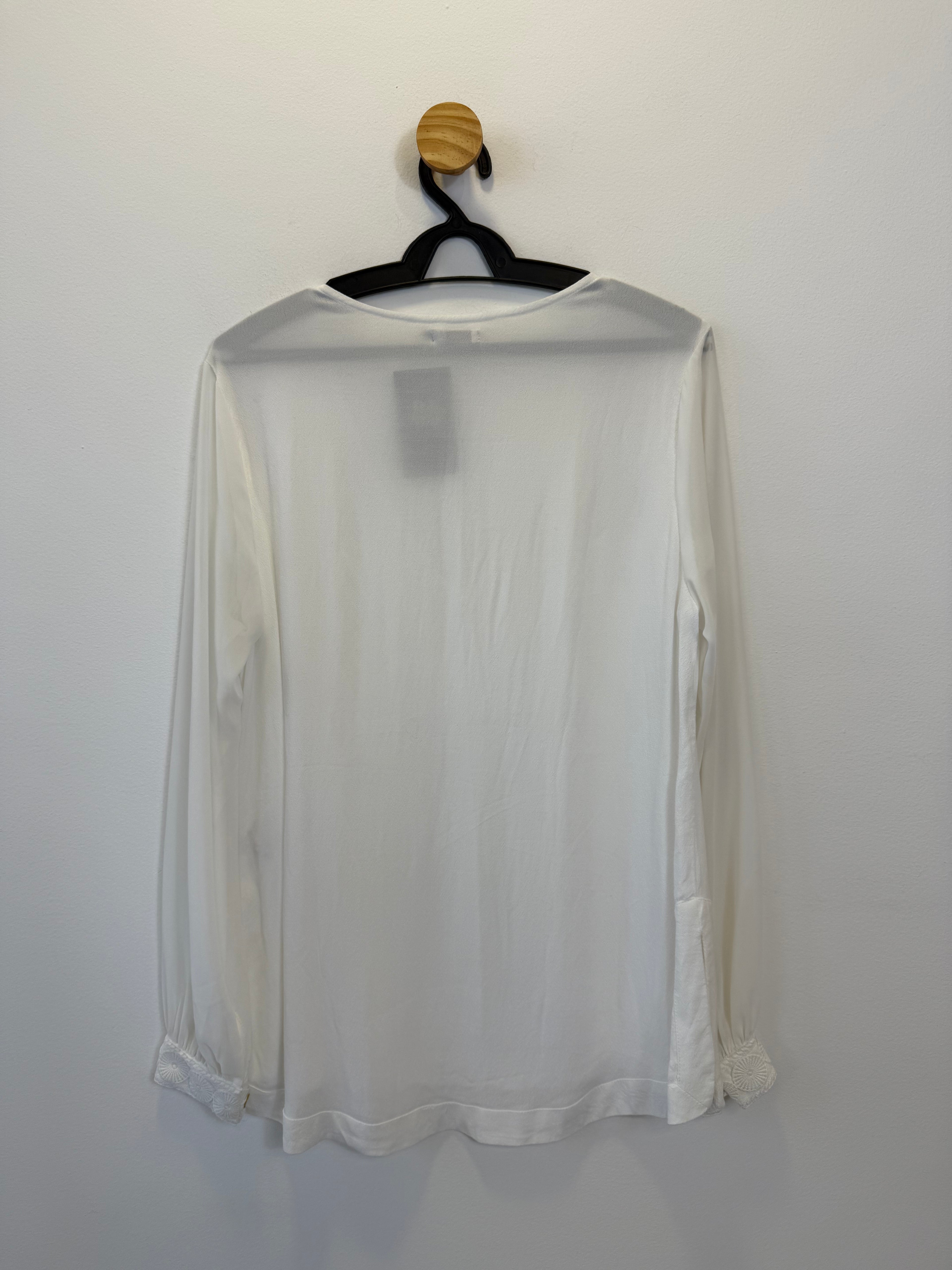 Blusa Branca Punho Bordado