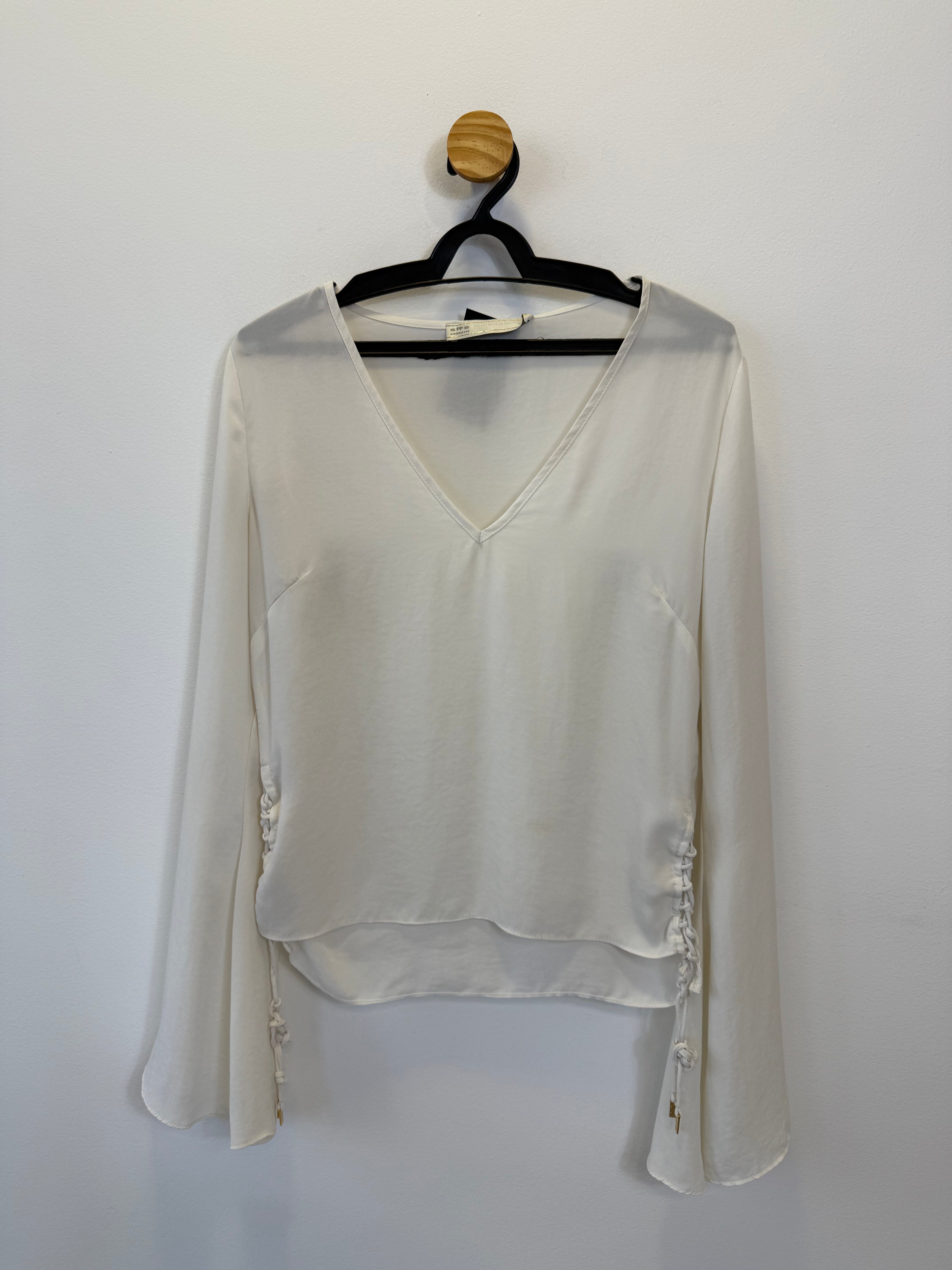 Blusa Branca Manga Flare
