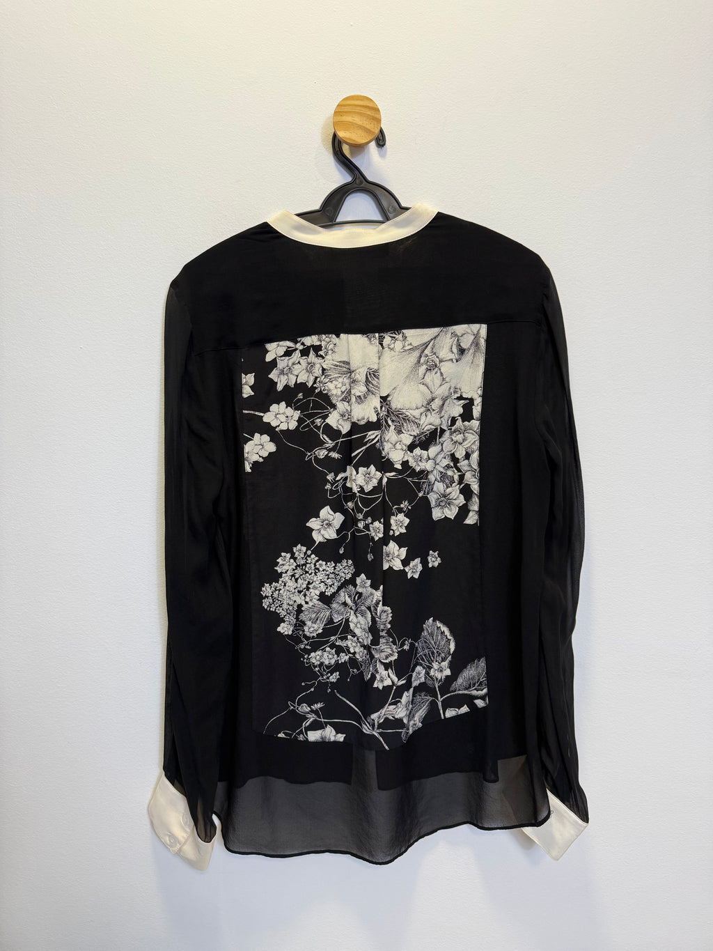 Camisa Preta e Branca Floral
