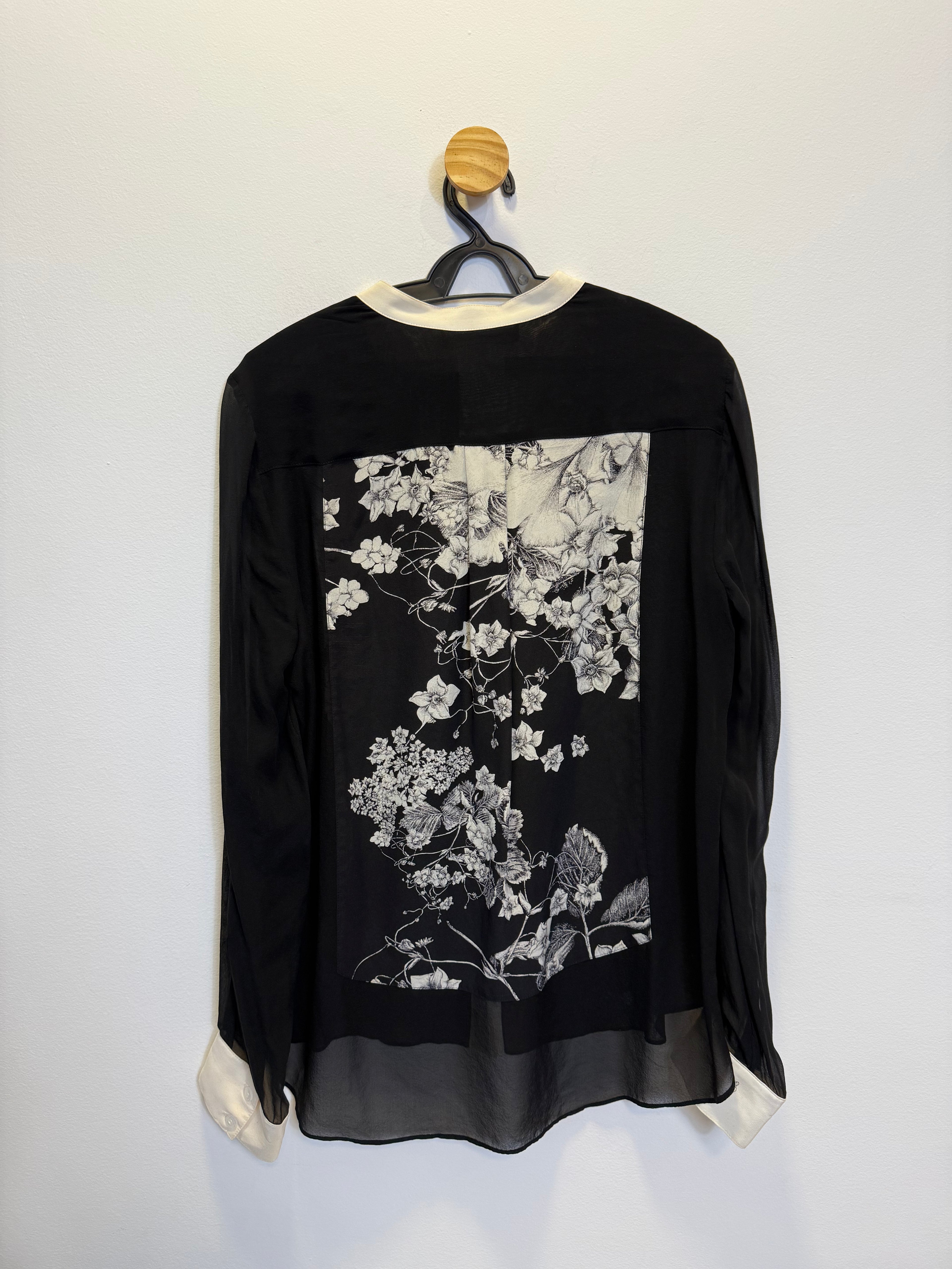 Camisa Preta e Branca Floral