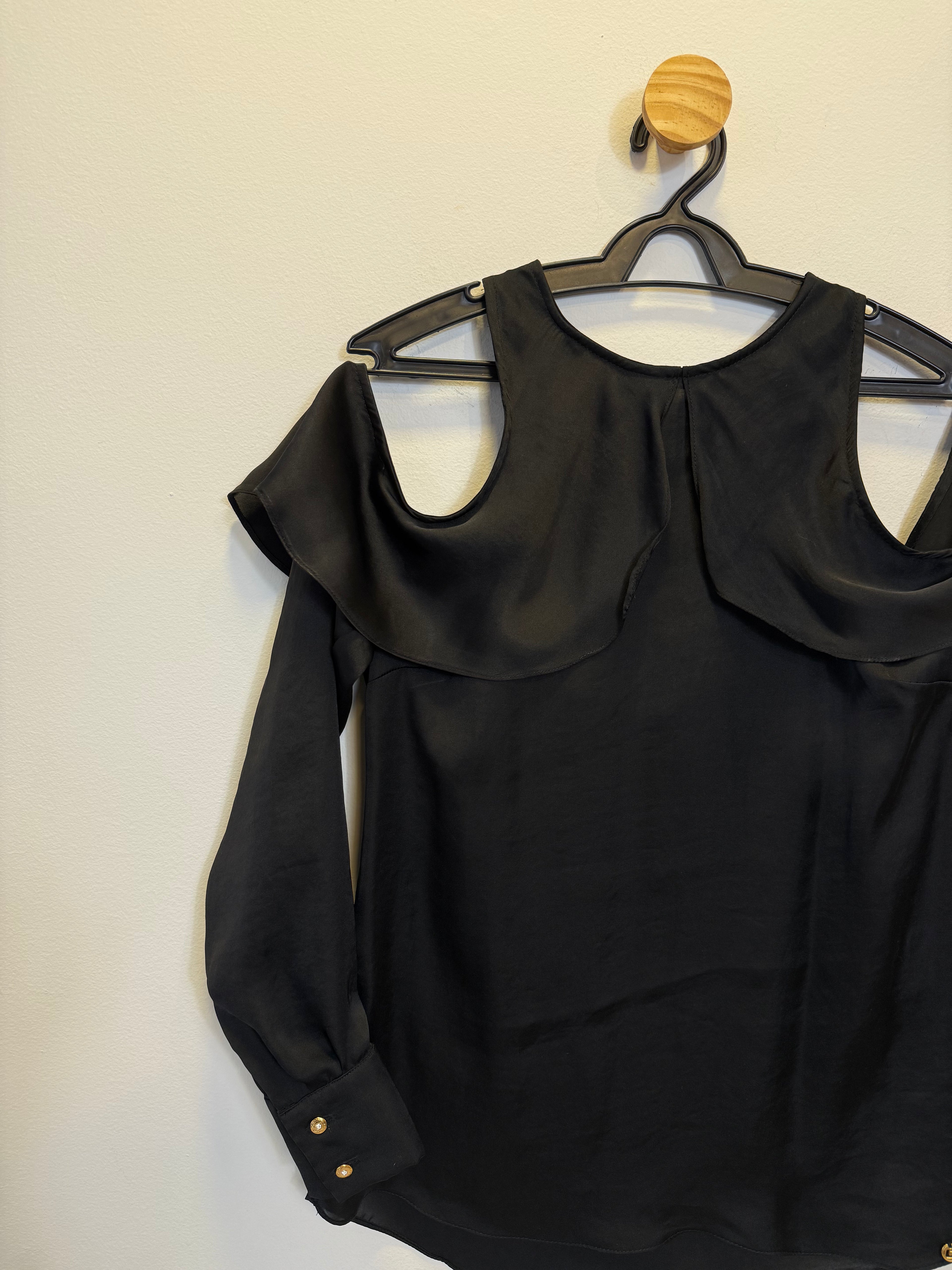 Blusa Preta Babado na Gola