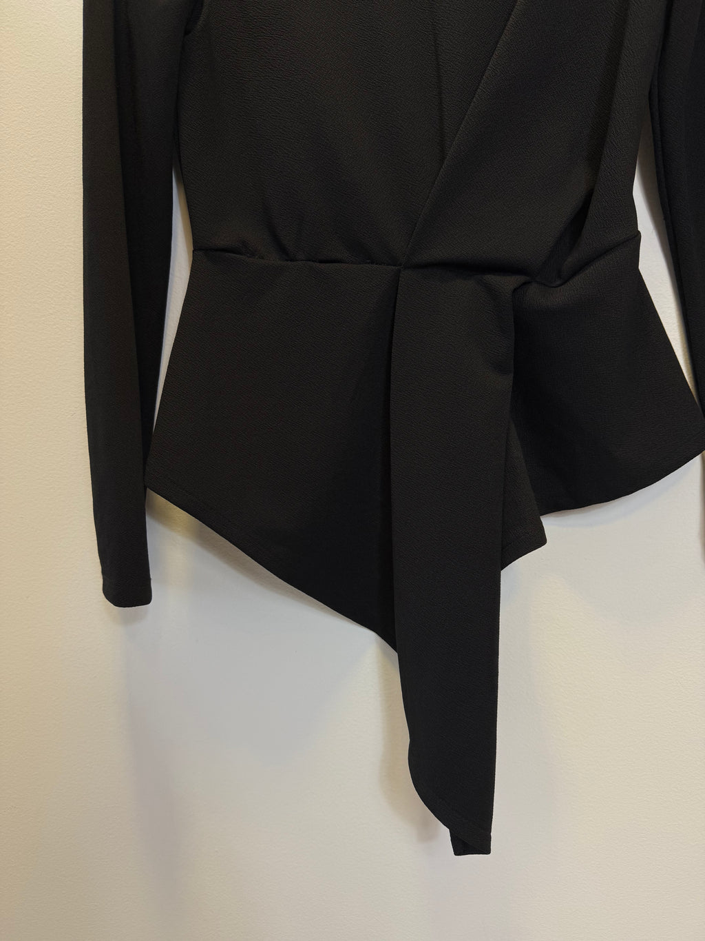 Blusa Preta Barra Assimétrica