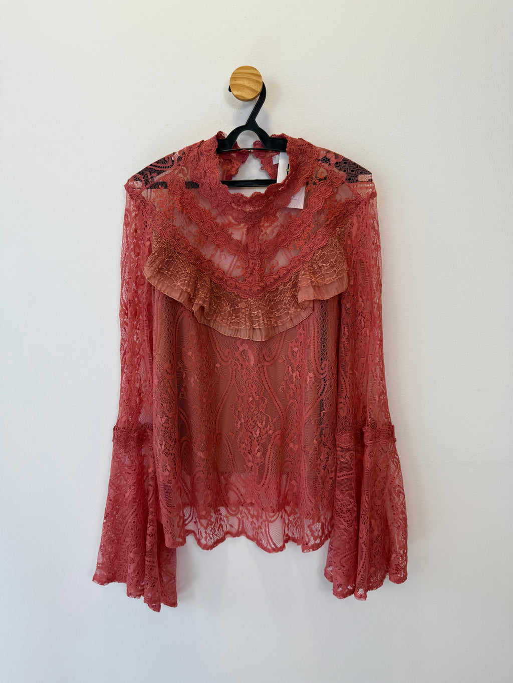 Blusa em Renda com Babados