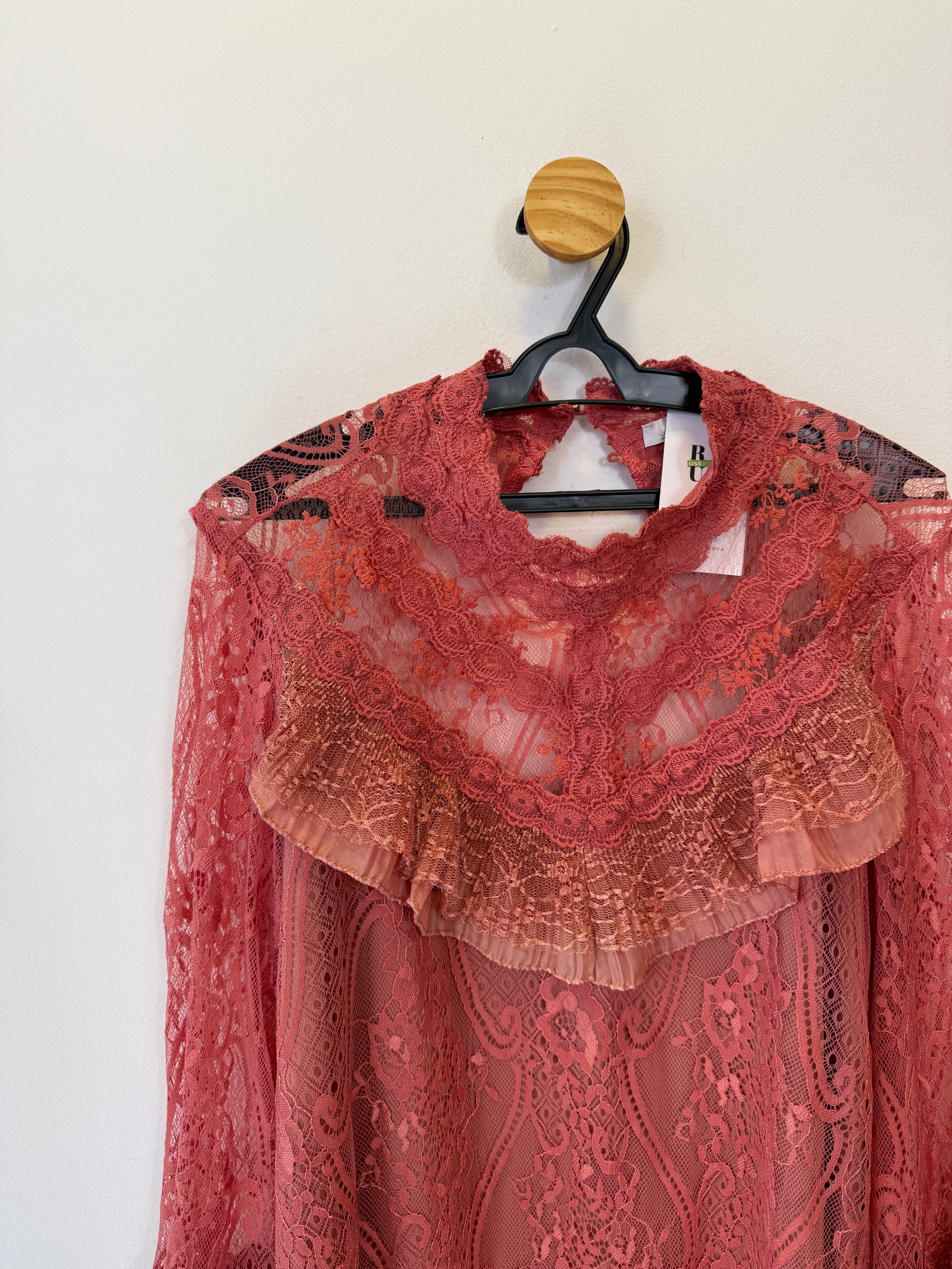 Blusa em Renda com Babados