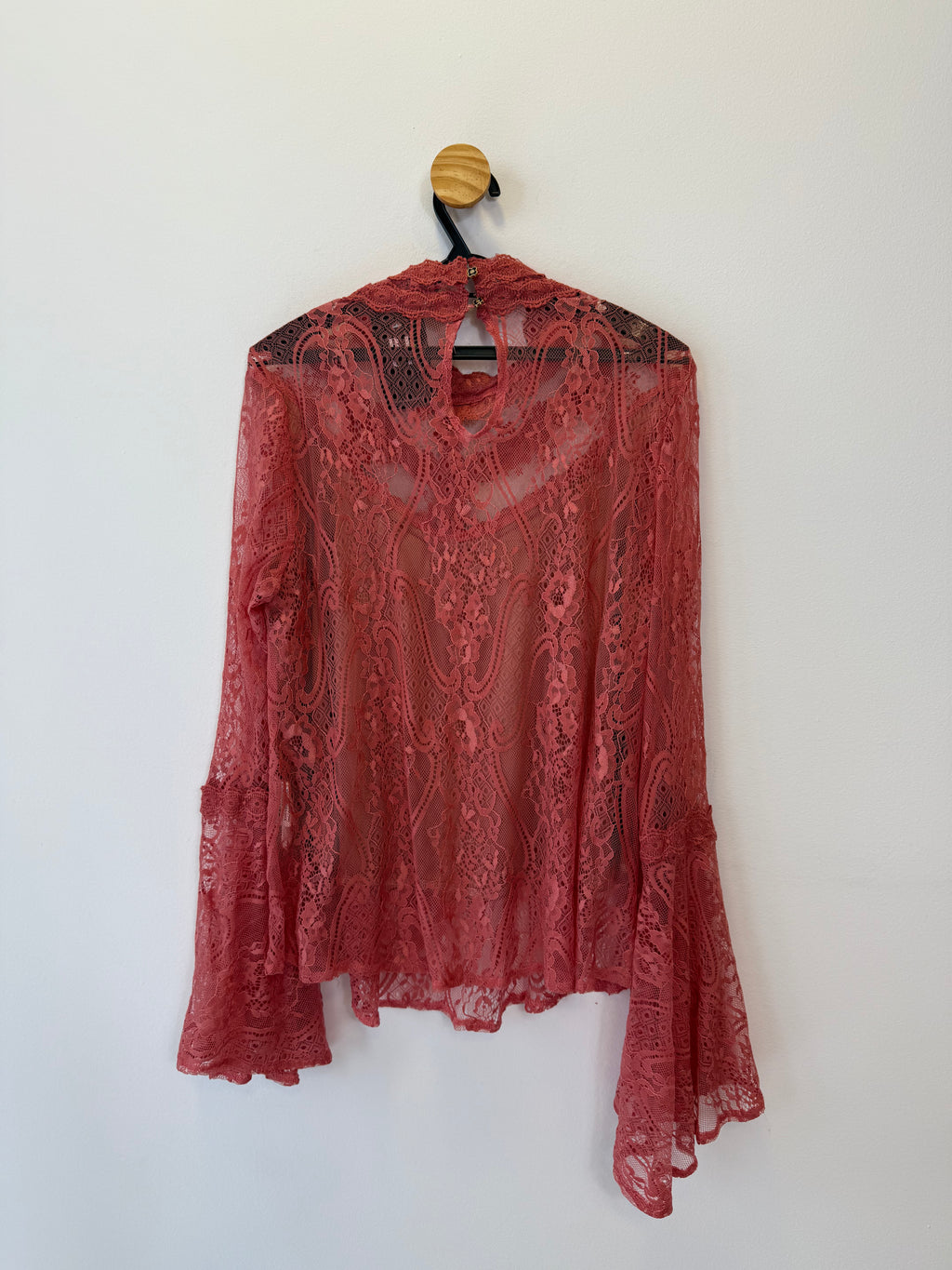 Blusa em Renda com Babados