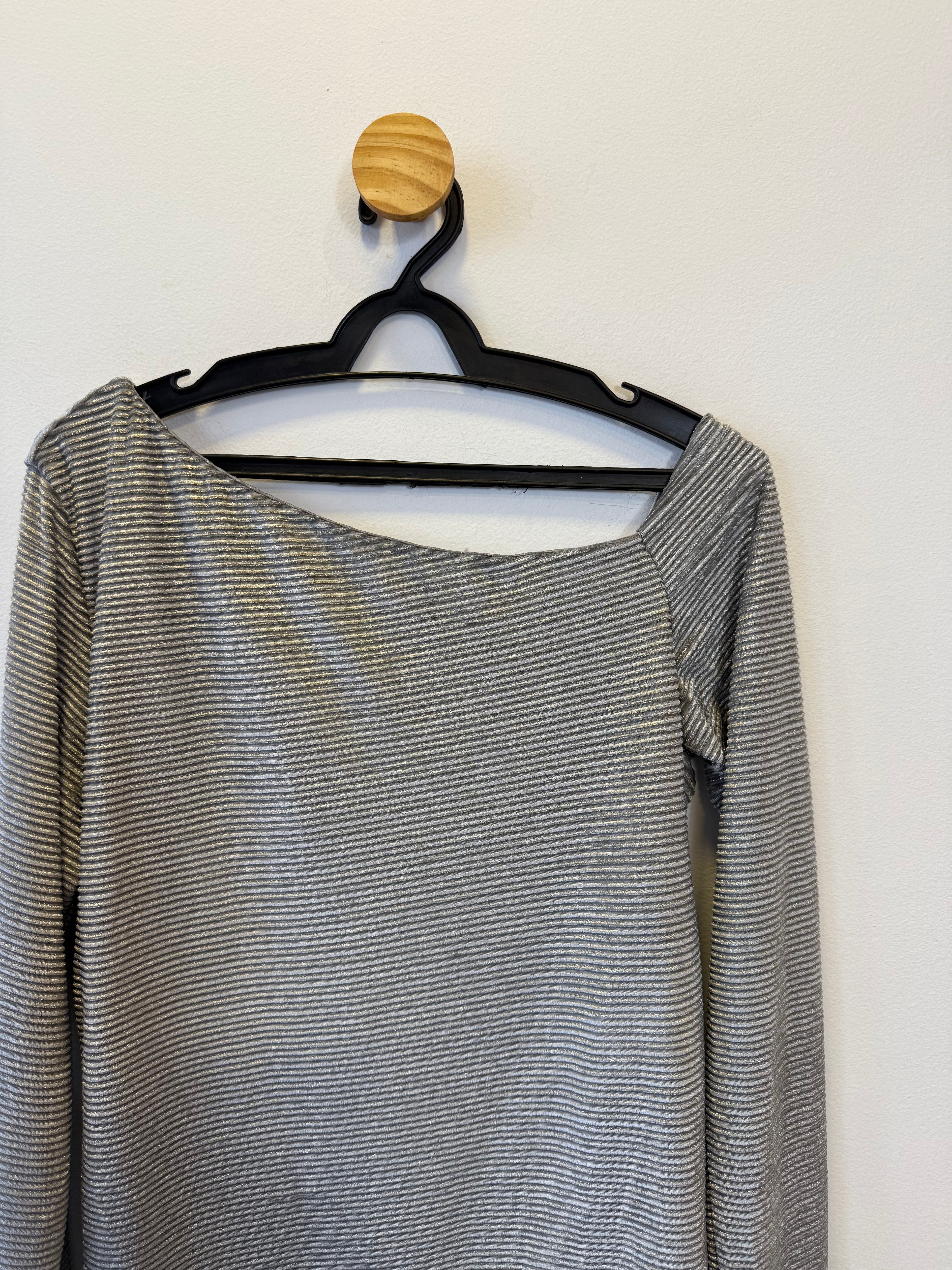 Blusa Prata Ombro a Mostra