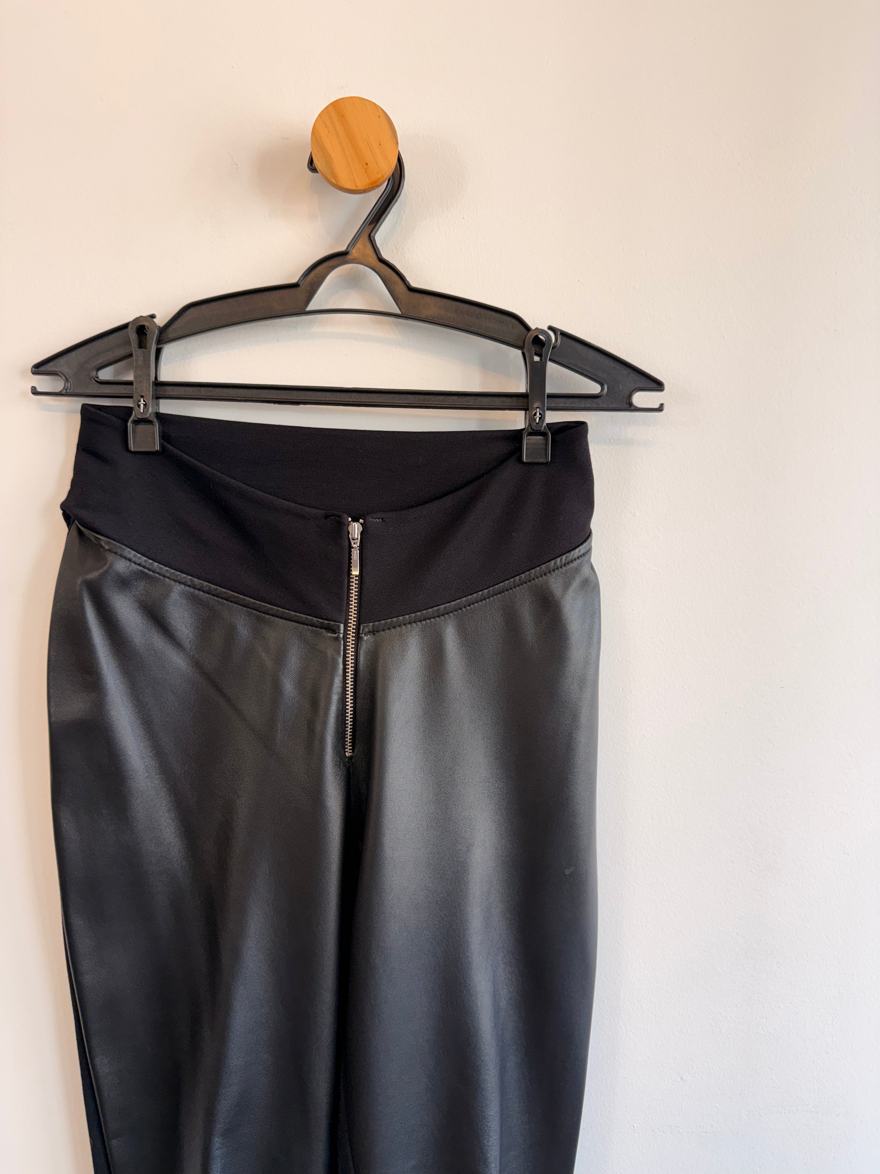 Calça Couro Com Malha Muy Guappa