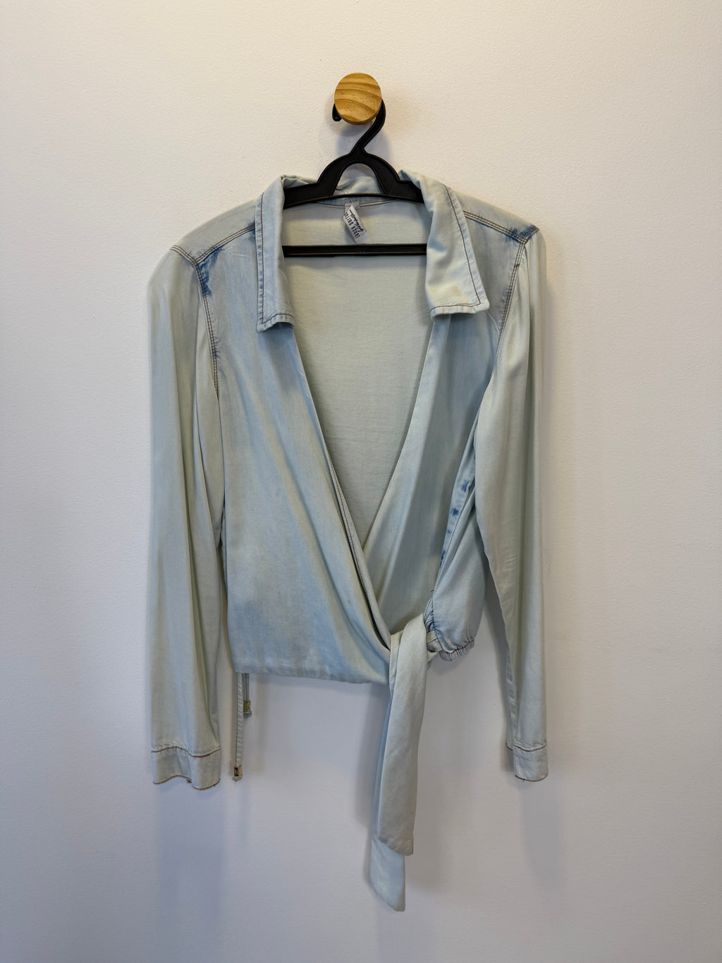 Blusa Transpassada em Denim
