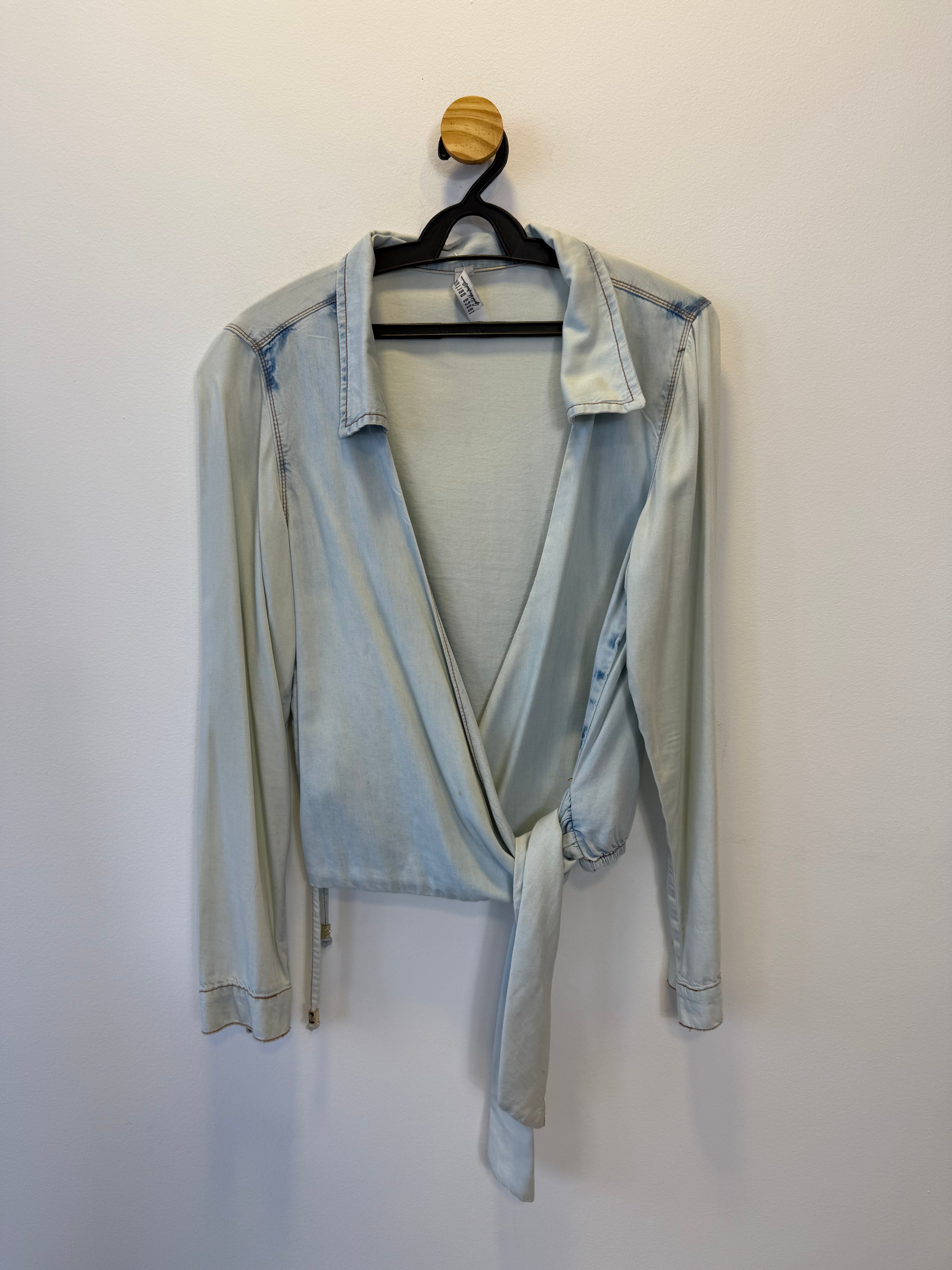 Blusa Transpassada em Denim