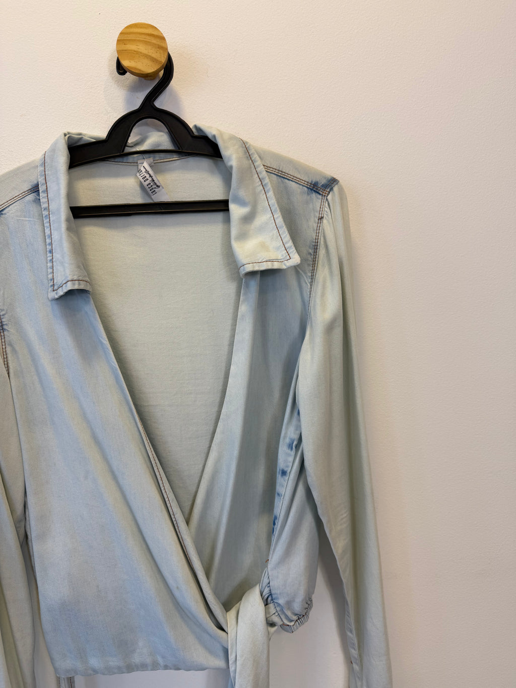 Blusa Transpassada em Denim