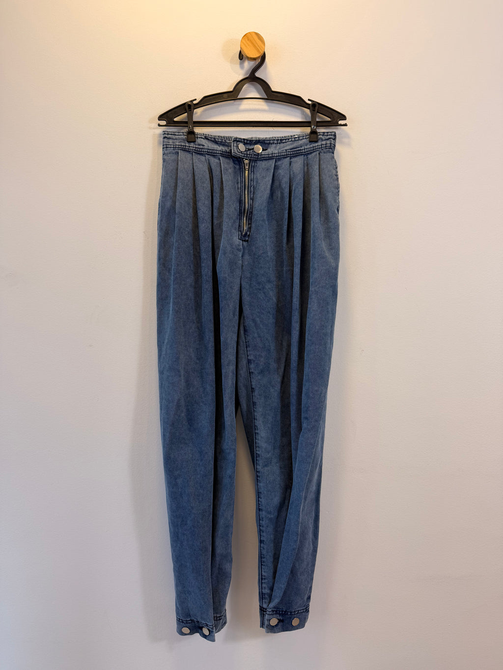 Calça Jeans com barra ajustada com botões