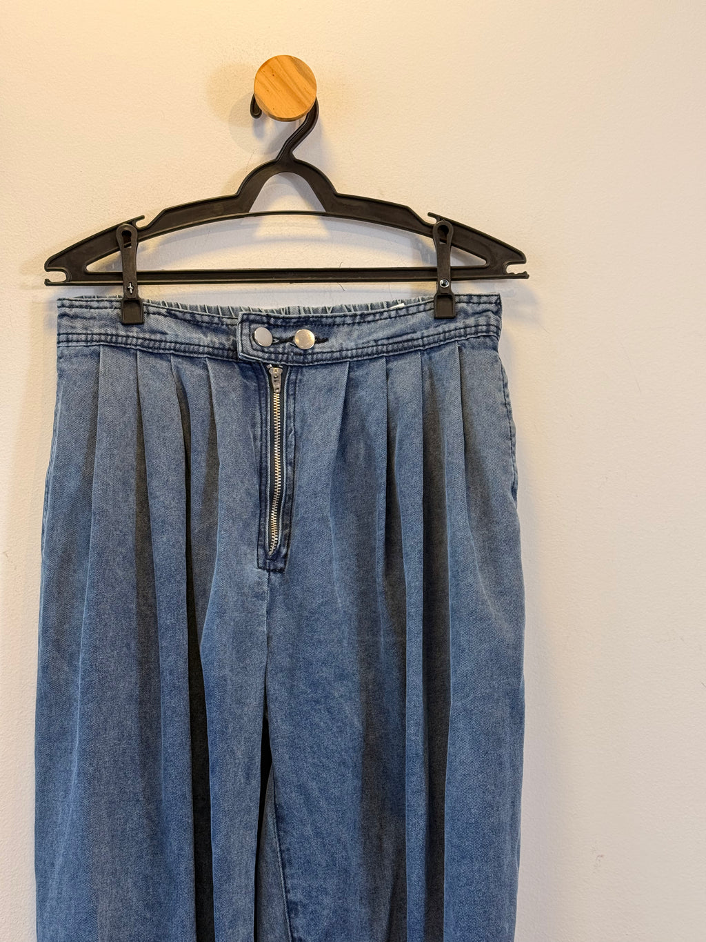 Calça Jeans com barra ajustada com botões